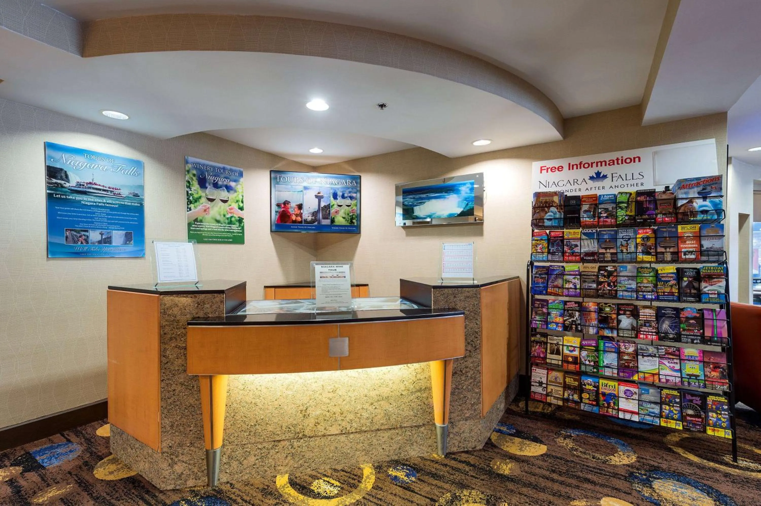 Lobby or reception in Howard Johnson Plaza by Wyndham by the Falls Niagara Falls