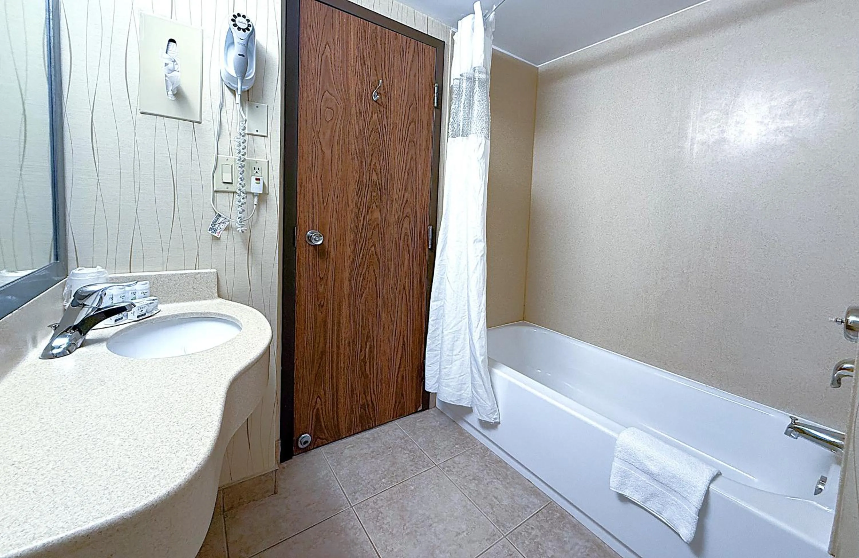 Property building in Howard Johnson Plaza by Wyndham by the Falls Niagara Falls