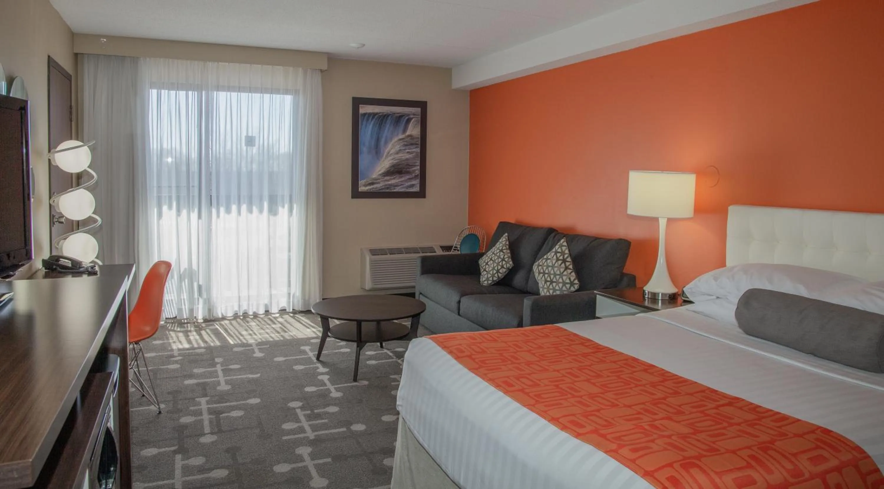 Property building, Bed in Howard Johnson Plaza by Wyndham by the Falls Niagara Falls