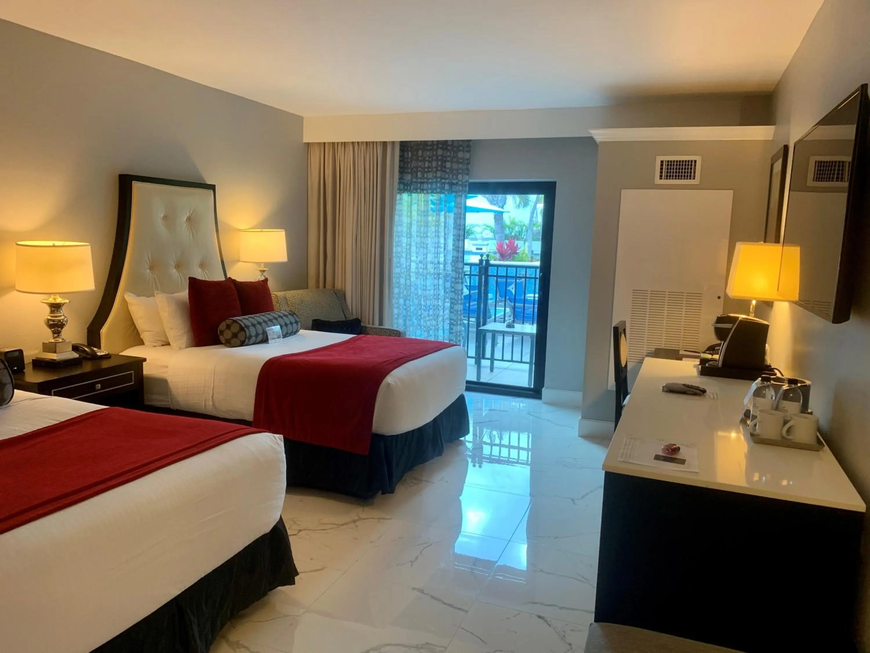 Photo of the whole room, Bed in Inn On Fifth