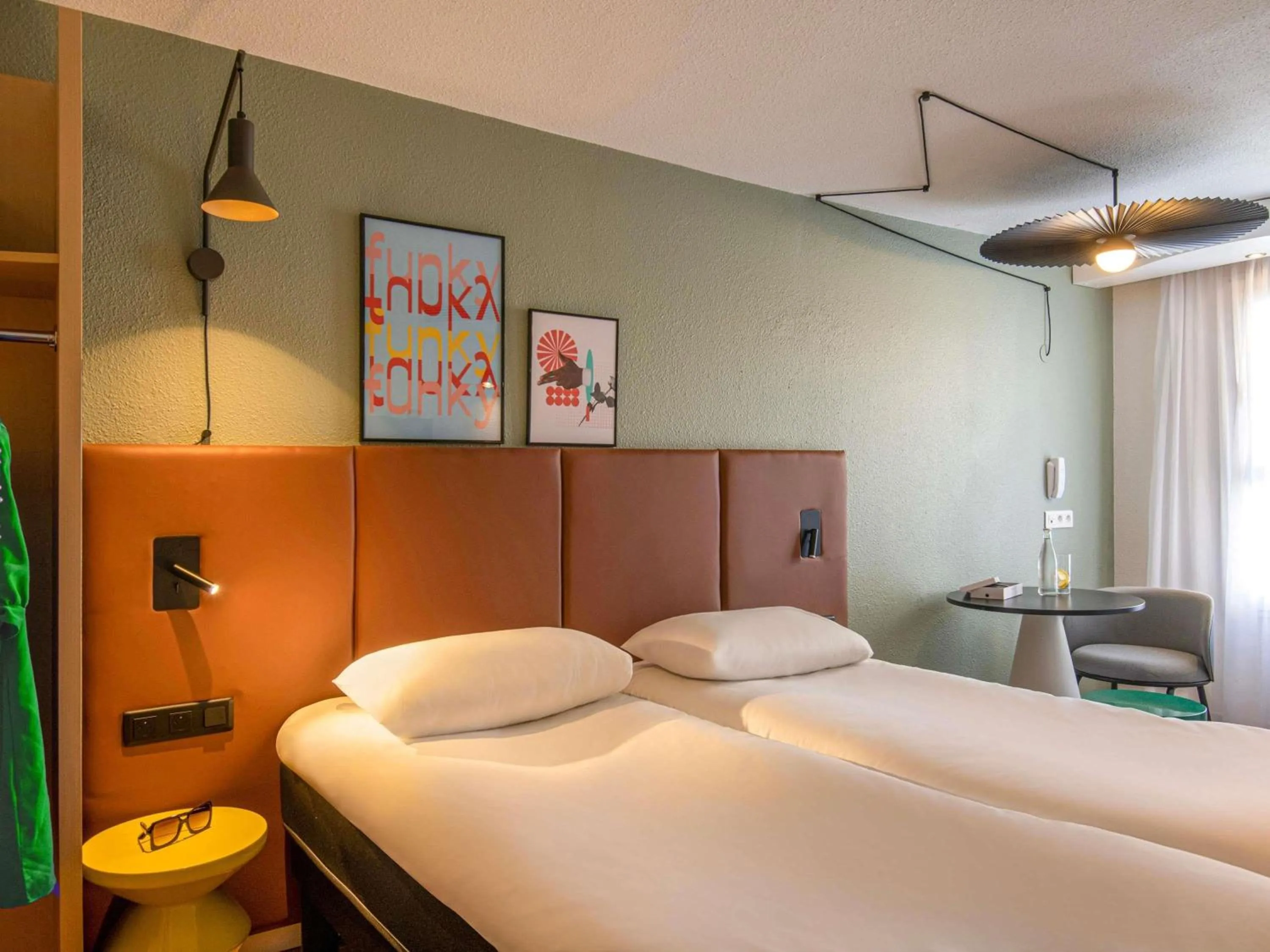 Bedroom, Bed in ibis Cannes Centre