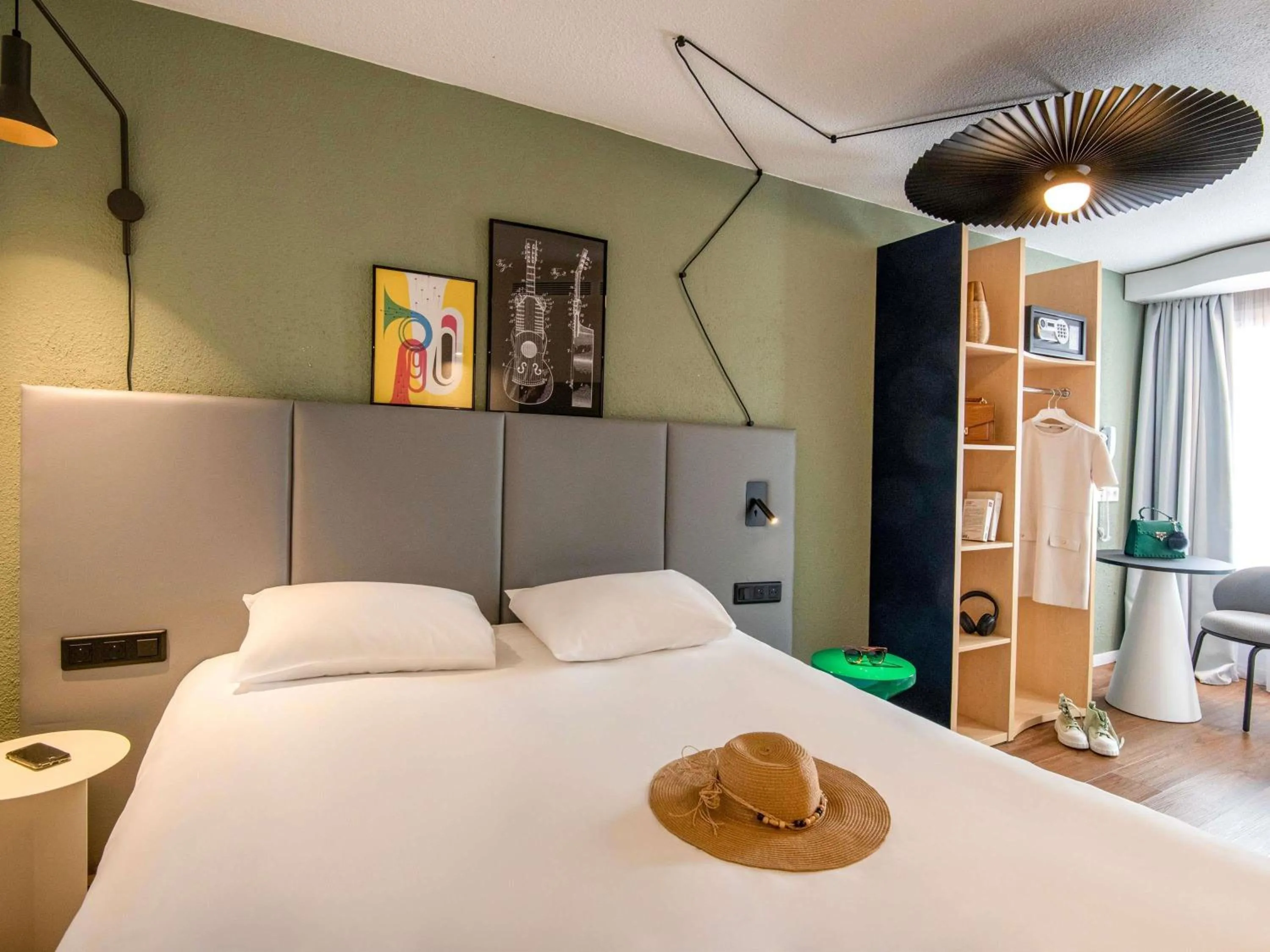 Bedroom, Bed in ibis Cannes Centre