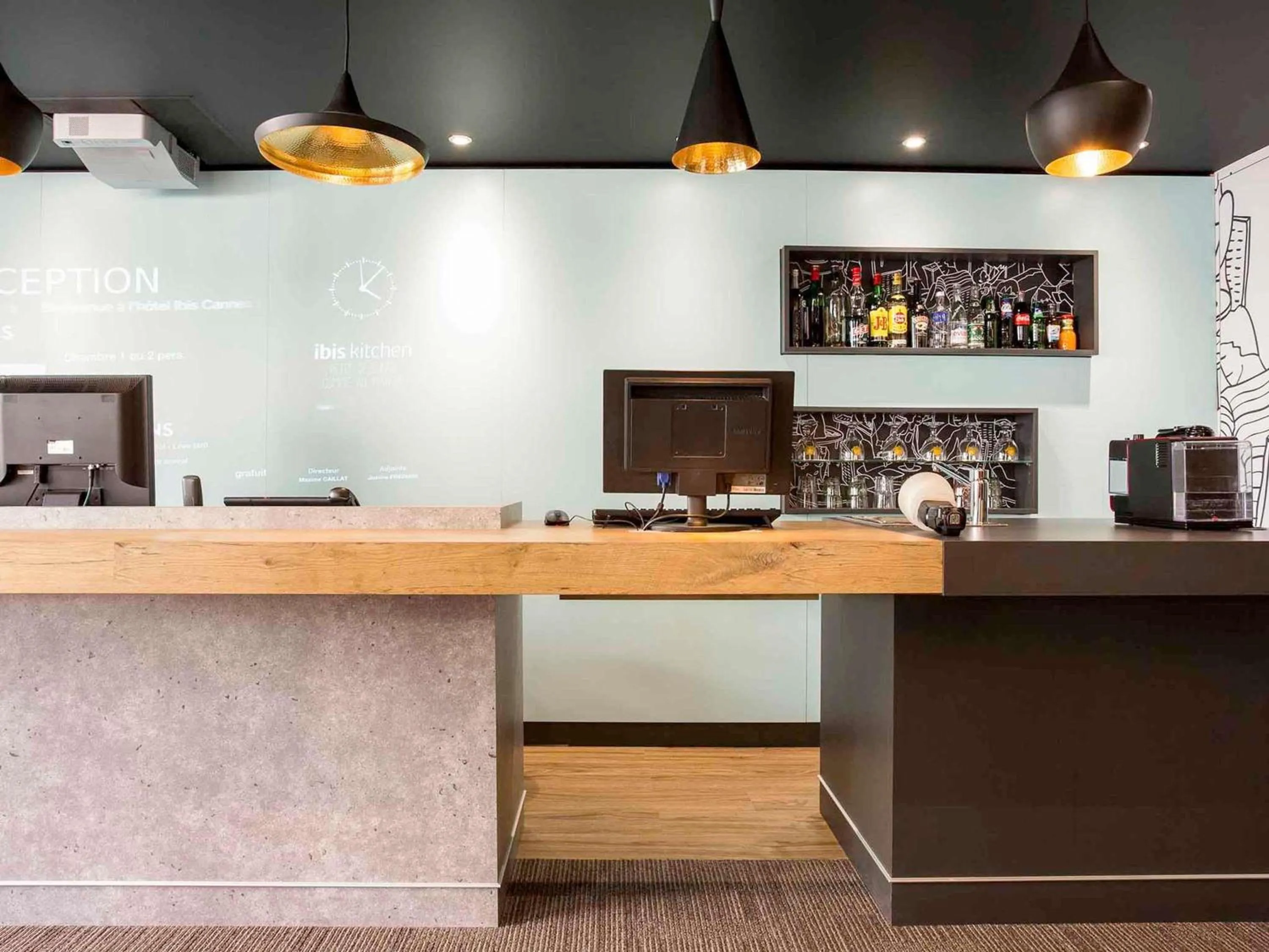 Lounge or bar in ibis Cannes Centre