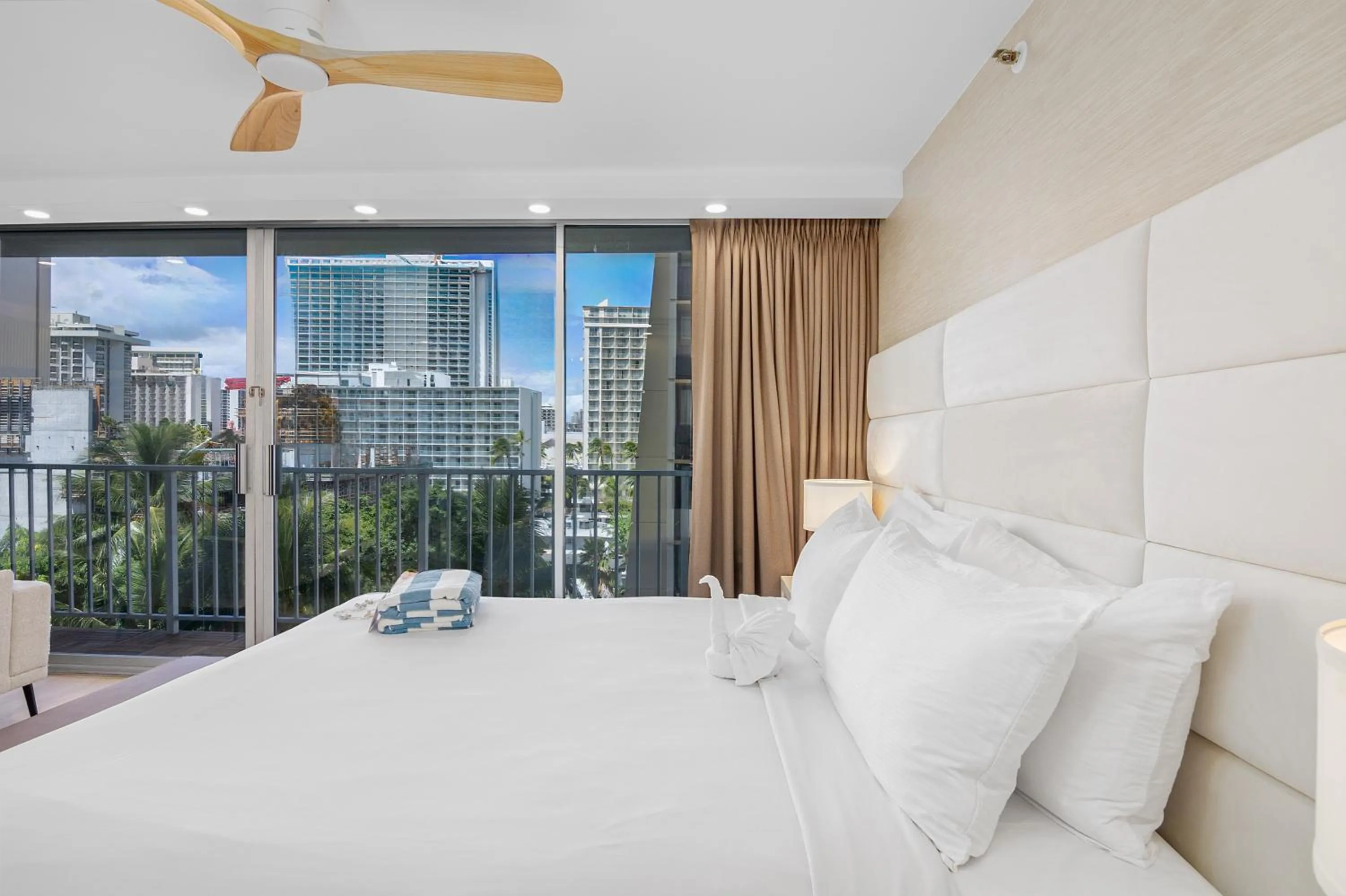 Bed in Steps to Waikiki Beach! Newly Renovated with 75" TV