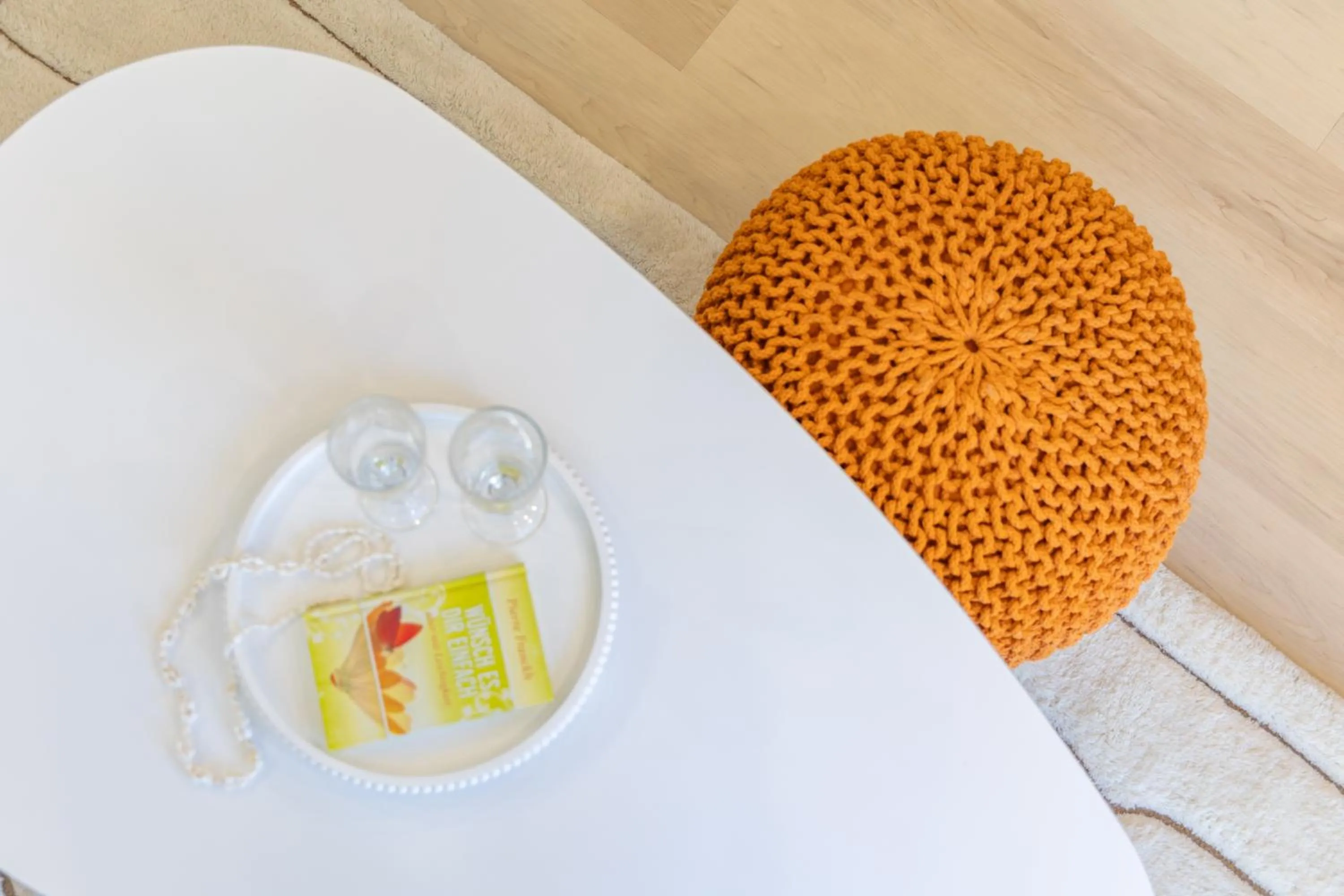 Food in Steps to Waikiki Beach! Newly Renovated with 75" TV