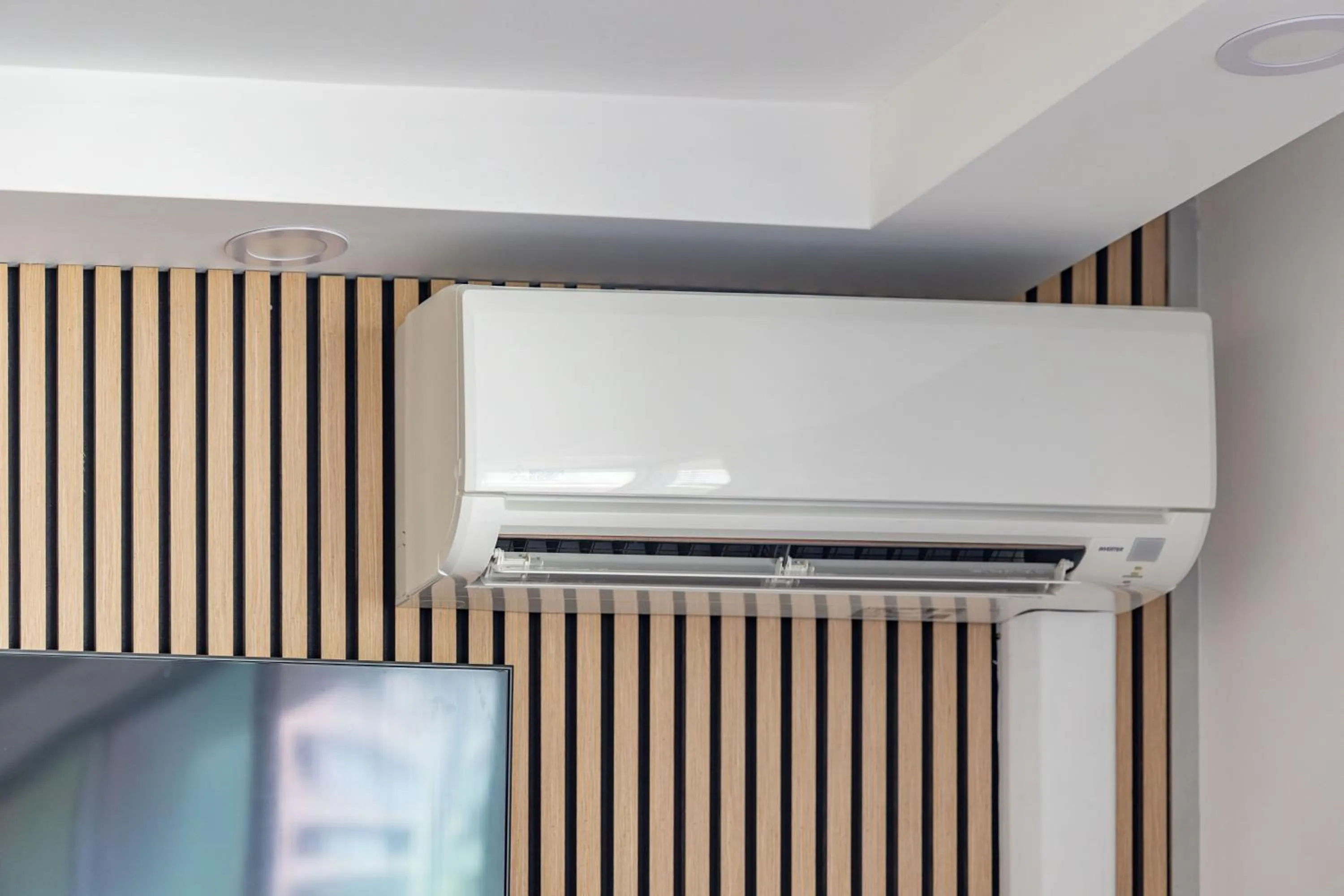 TV and multimedia in Steps to Waikiki Beach! Newly Renovated with 75" TV