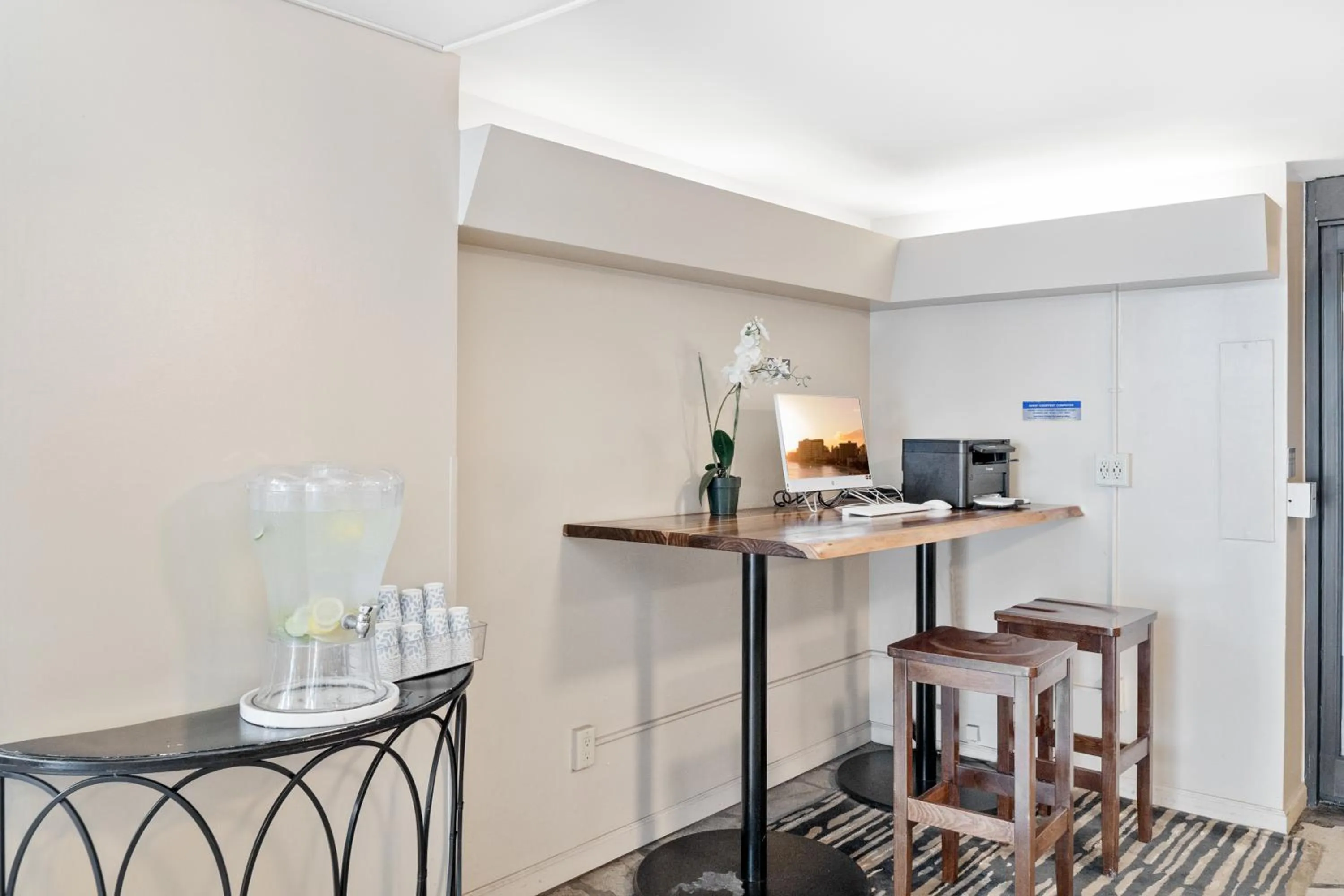 Food and drinks in Steps to Waikiki Beach! Newly Renovated with 75" TV