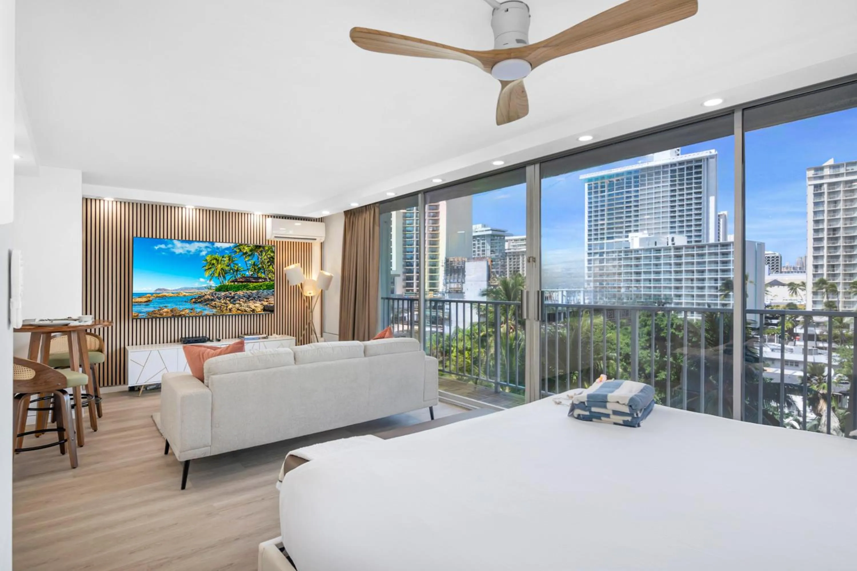 Bed in Steps to Waikiki Beach! Newly Renovated with 75" TV