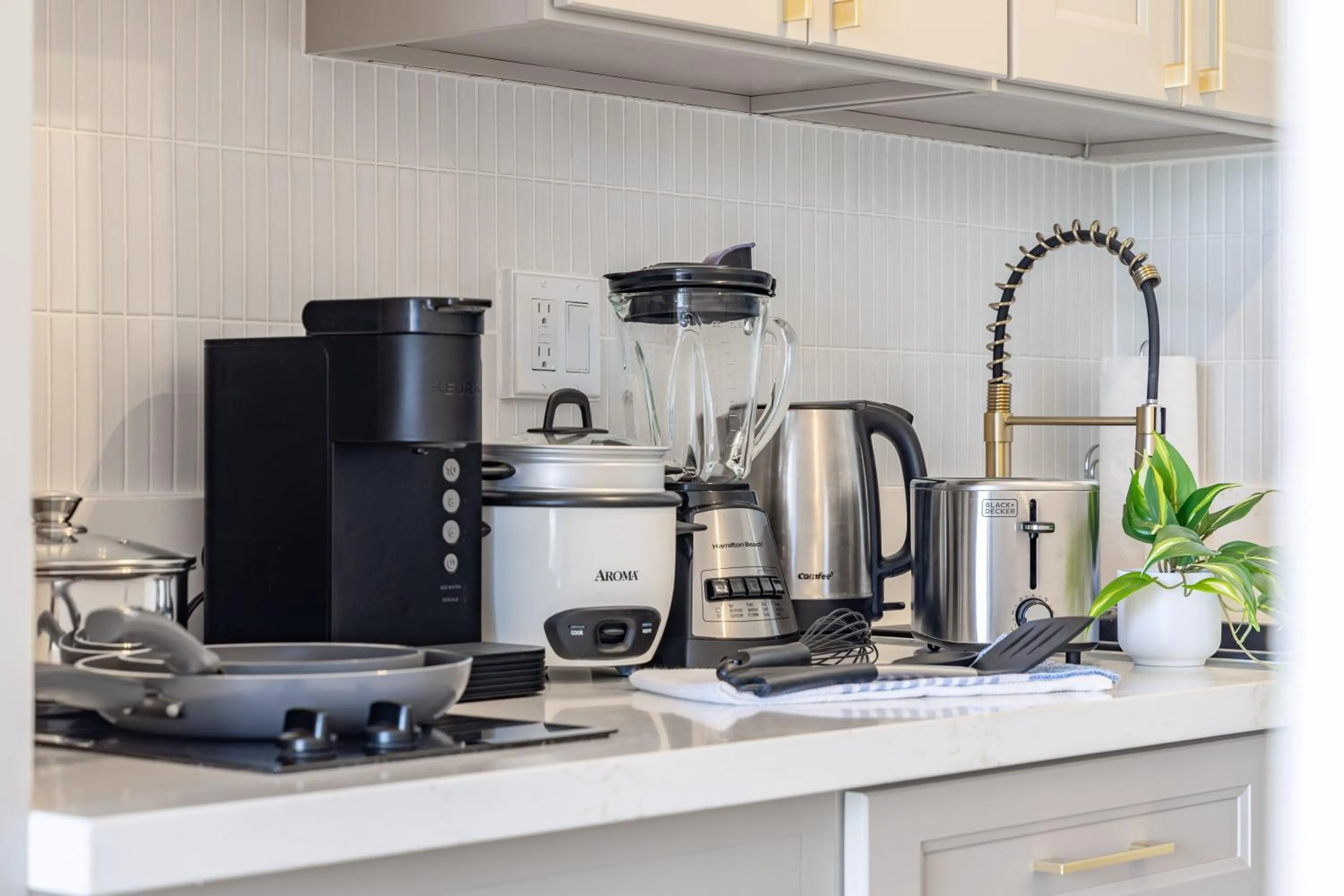 Coffee/tea facilities in Steps to Waikiki Beach! Newly Renovated with 75" TV