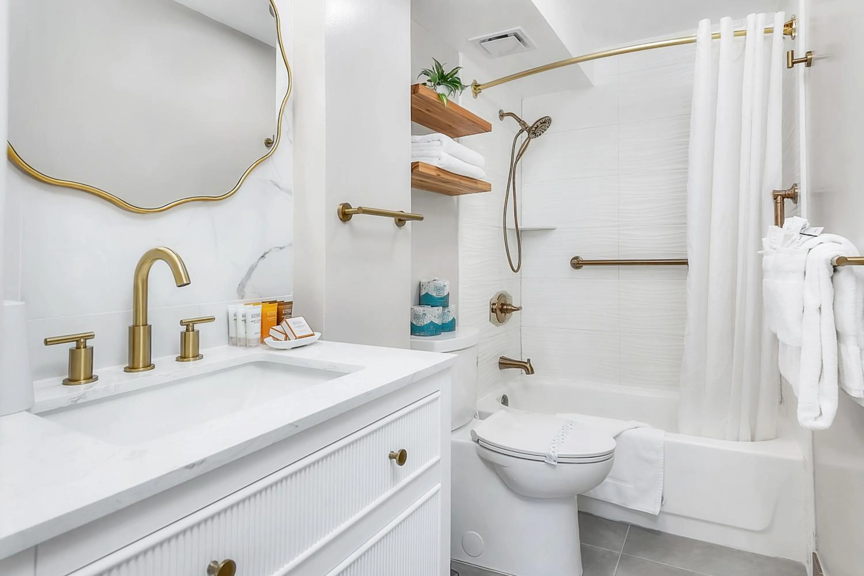 Shower in Steps to Waikiki Beach! Newly Renovated with 75" TV