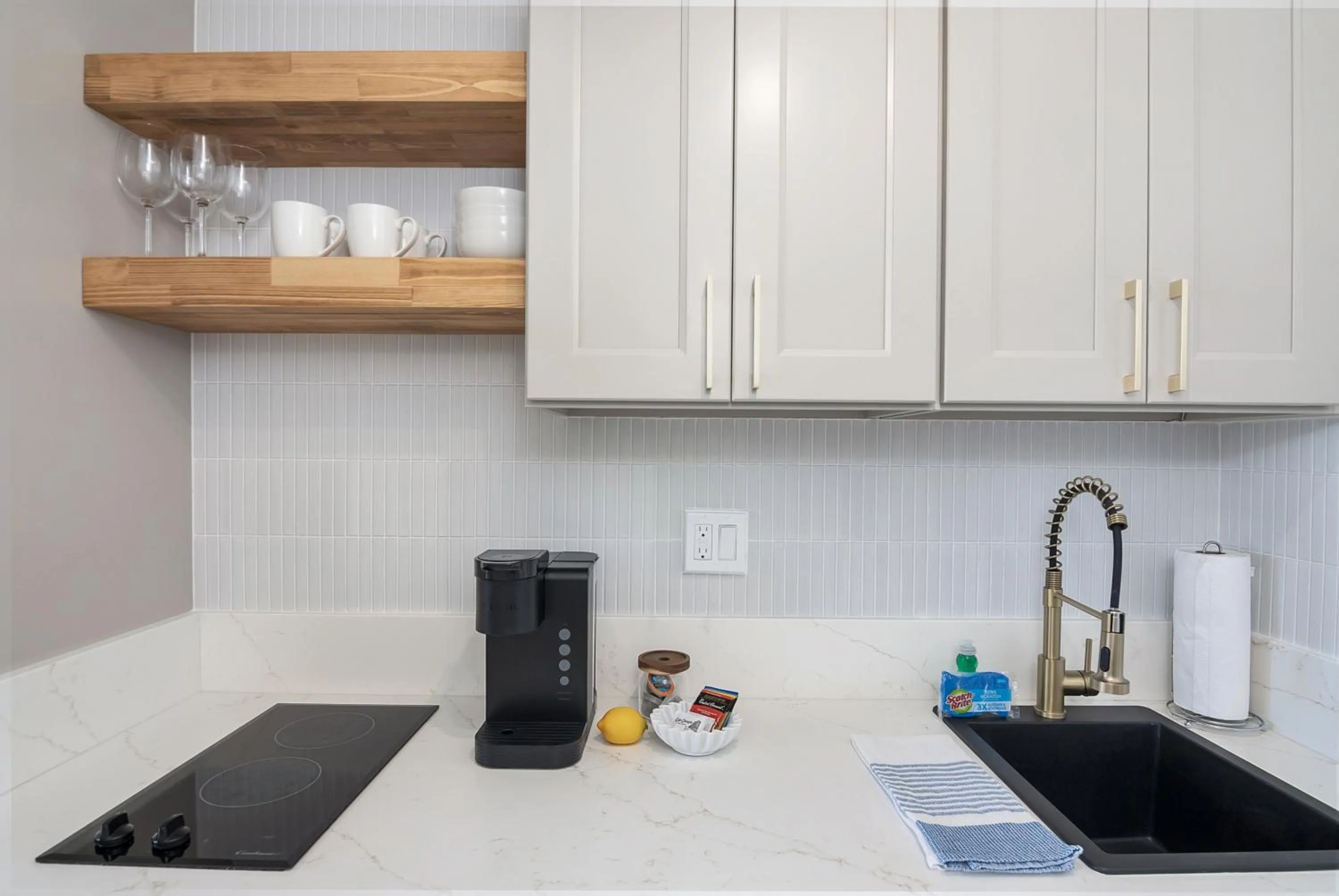 Coffee/tea facilities in Steps to Waikiki Beach! Newly Renovated with 75" TV