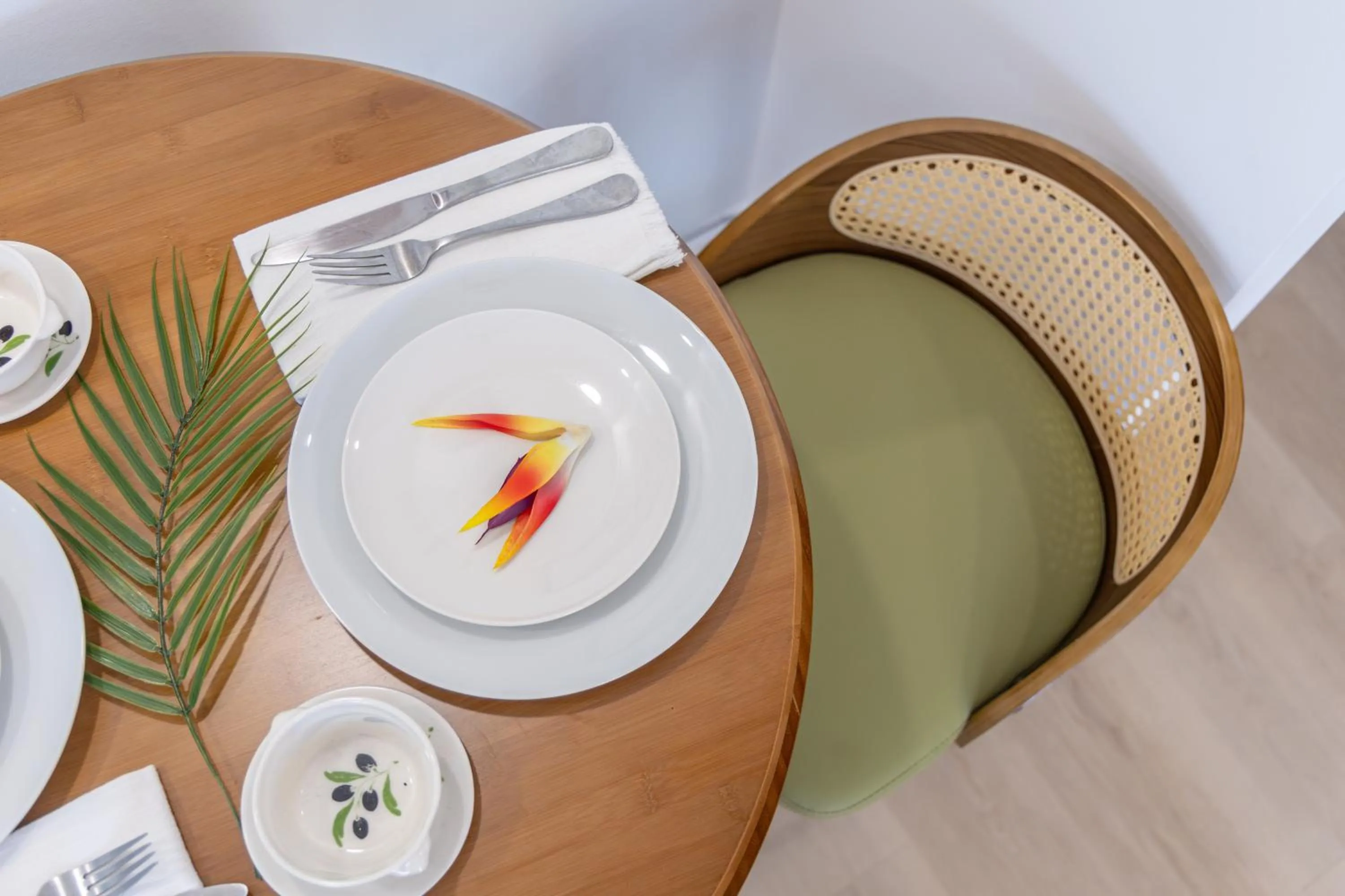 Food in Steps to Waikiki Beach! Newly Renovated with 75" TV