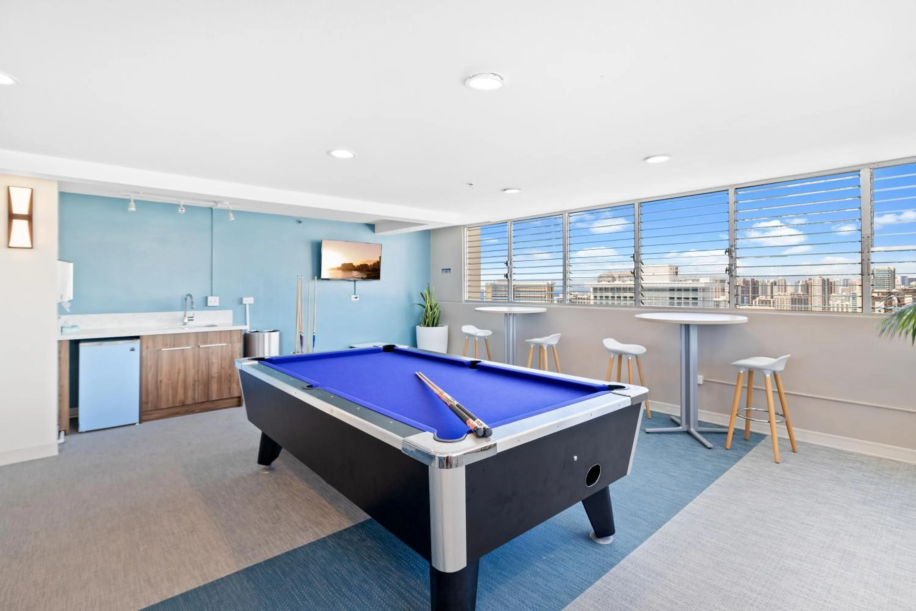 Billiard in Steps to Waikiki Beach! Newly Renovated with 75" TV