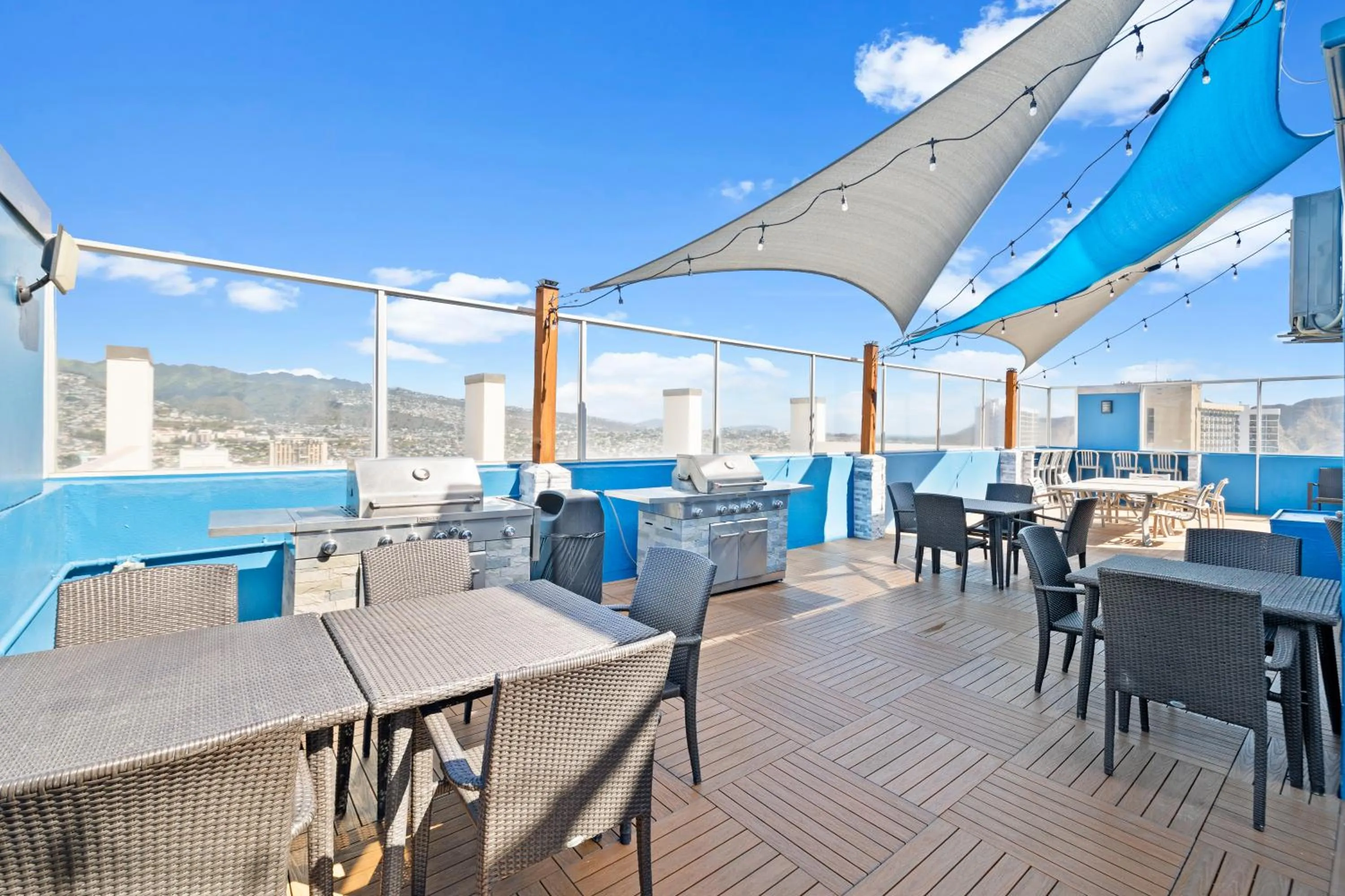 Patio in Steps to Waikiki Beach! Newly Renovated with 75" TV