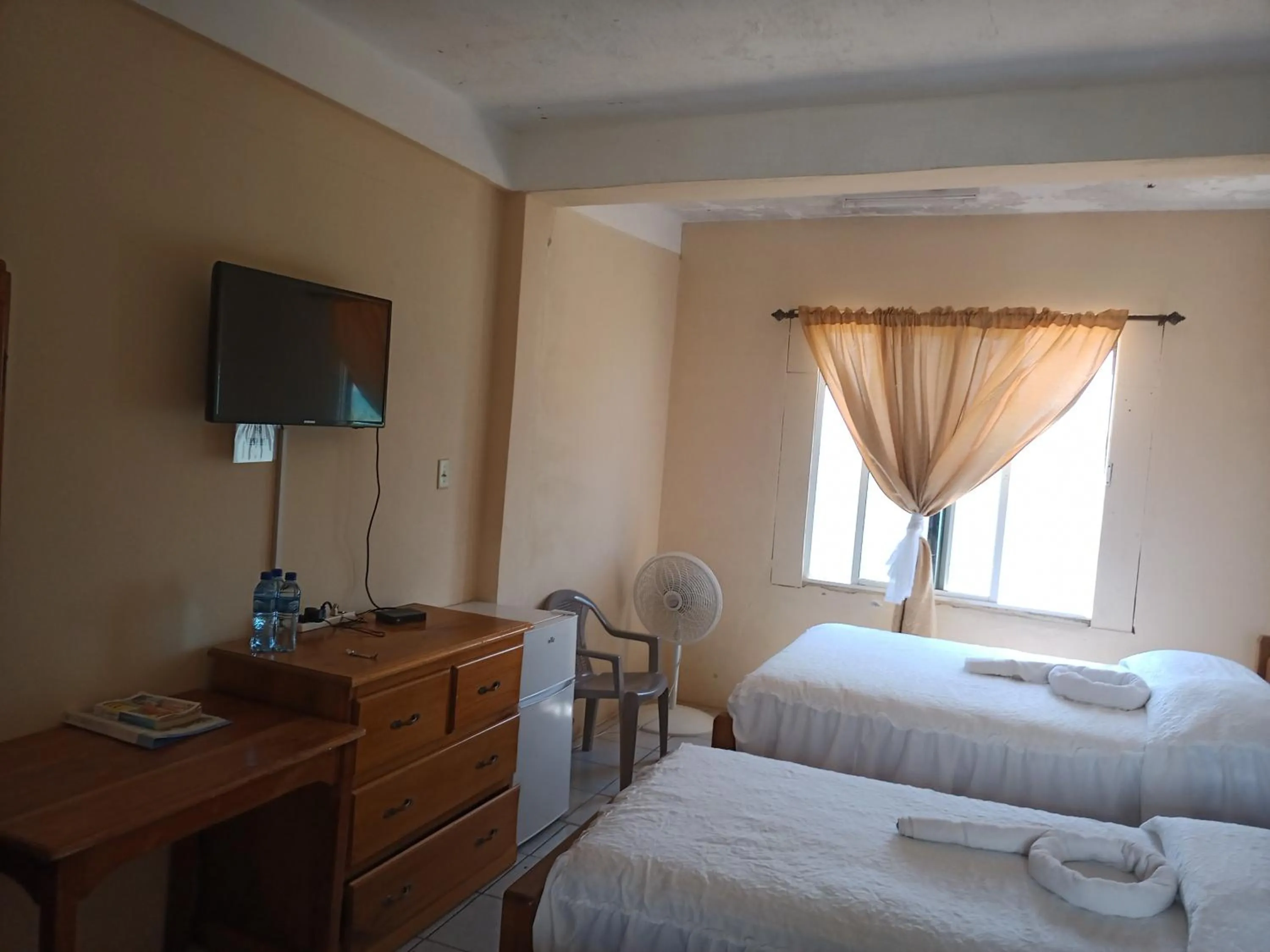 Bedroom, Bed in Pal's on the beach - Dangriga, Belize
