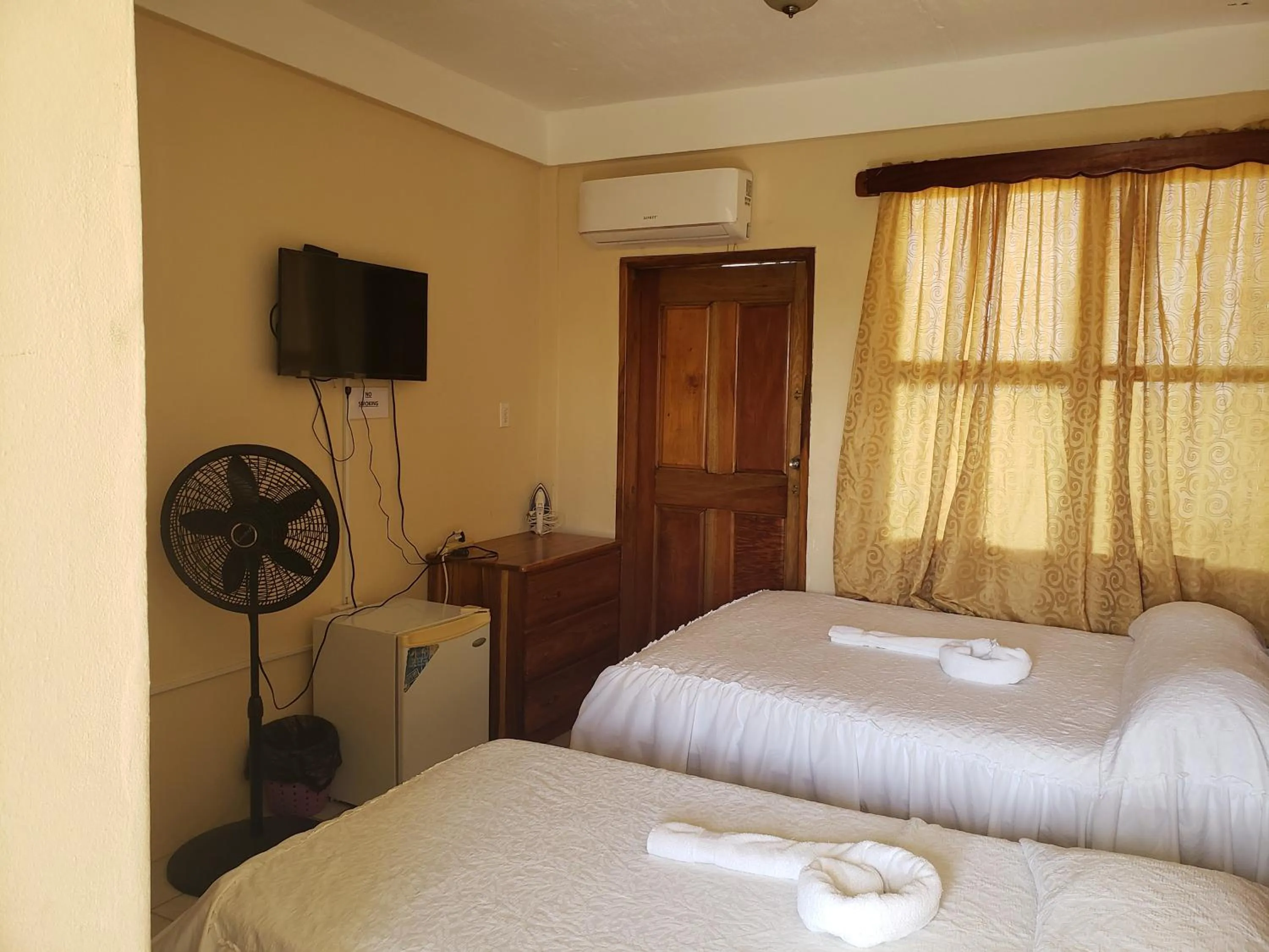 Photo of the whole room, Bed in Pal's on the beach - Dangriga, Belize