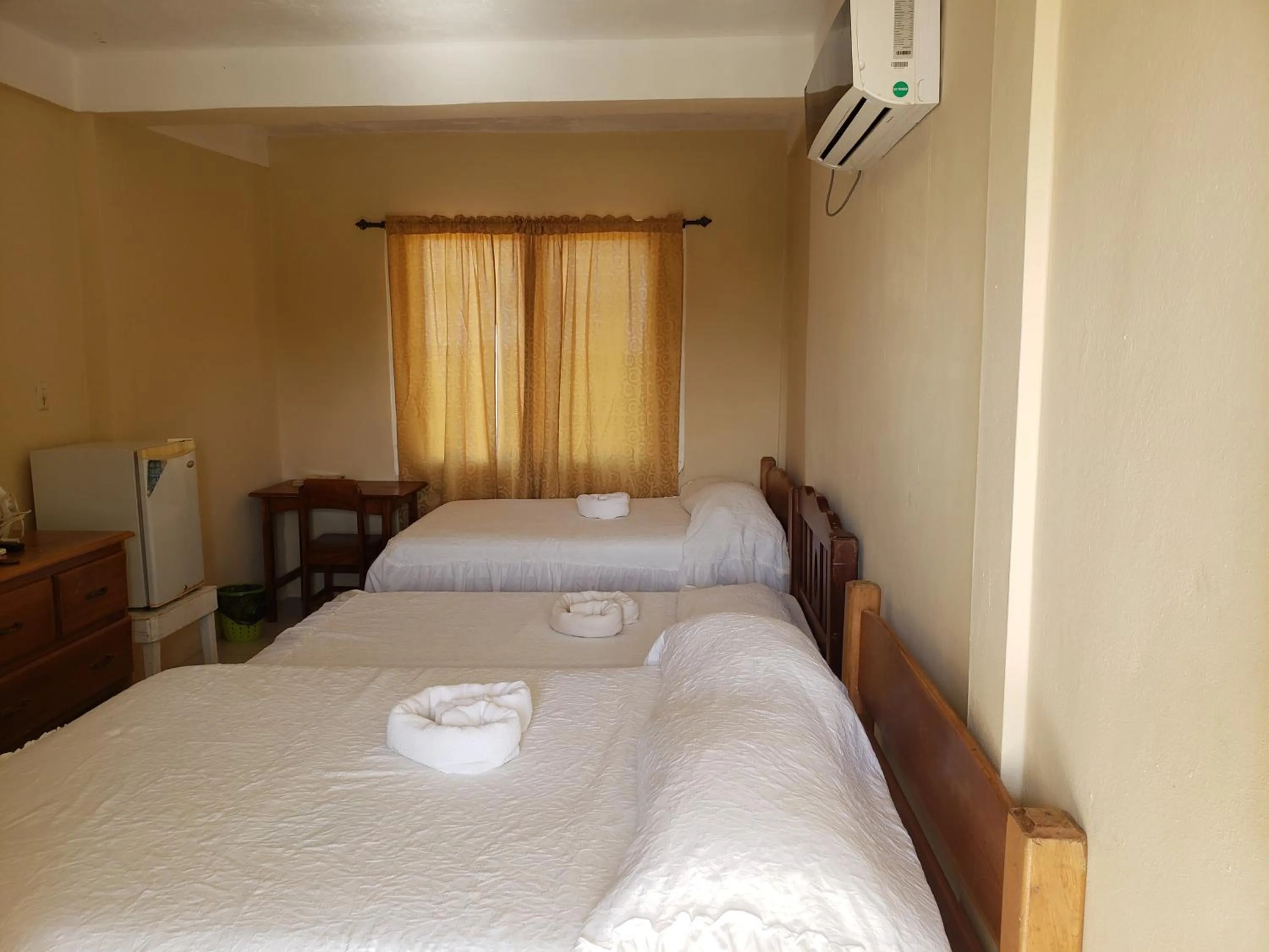 Bed in Pal's on the beach - Dangriga, Belize