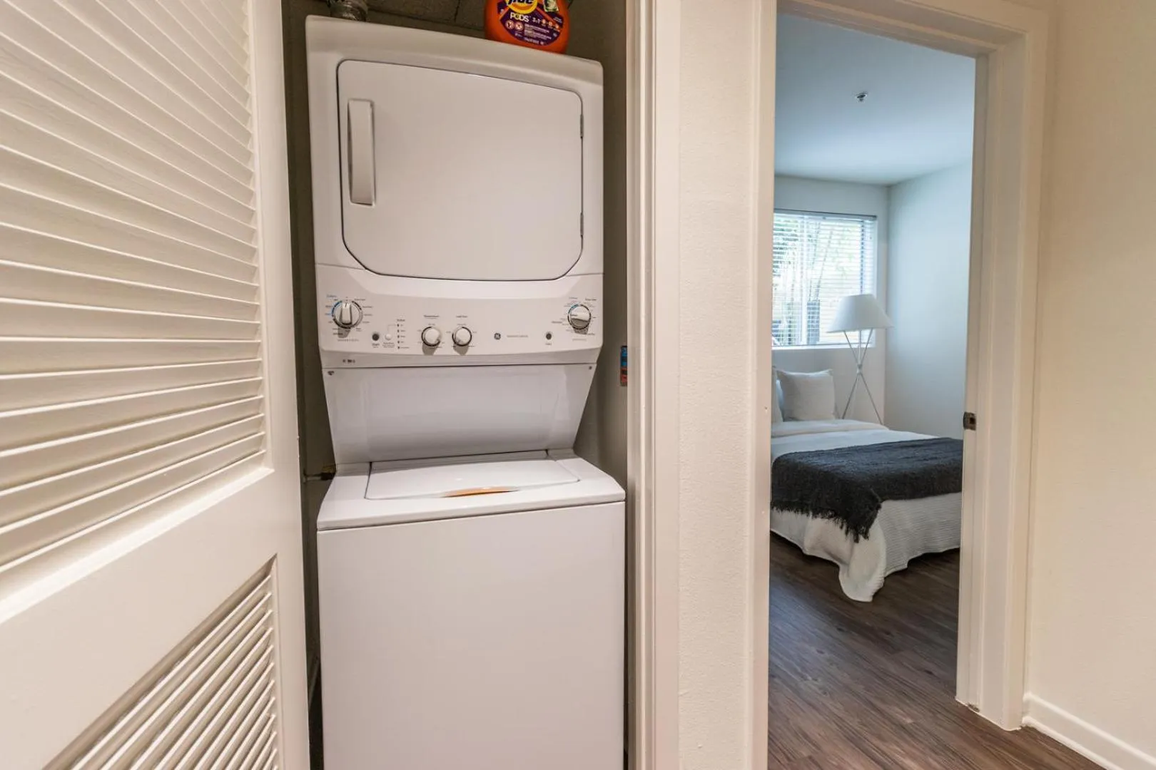 washing machine, Bed in 2BD 2BTH Condo 10 Min Walk to Santa Monica Beach
