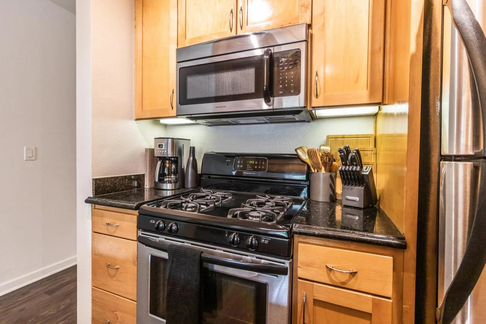 Kitchen or kitchenette in 2BD 2BTH Condo 10 Min Walk to Santa Monica Beach