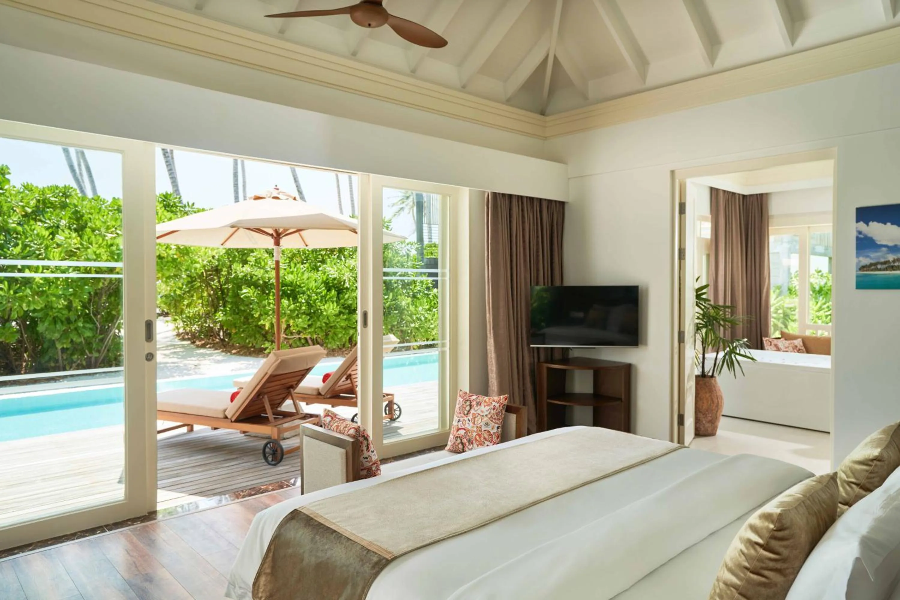 Bed in Siyam World Maldives - 24-Hour Premium All-inclusive with Free Transfer