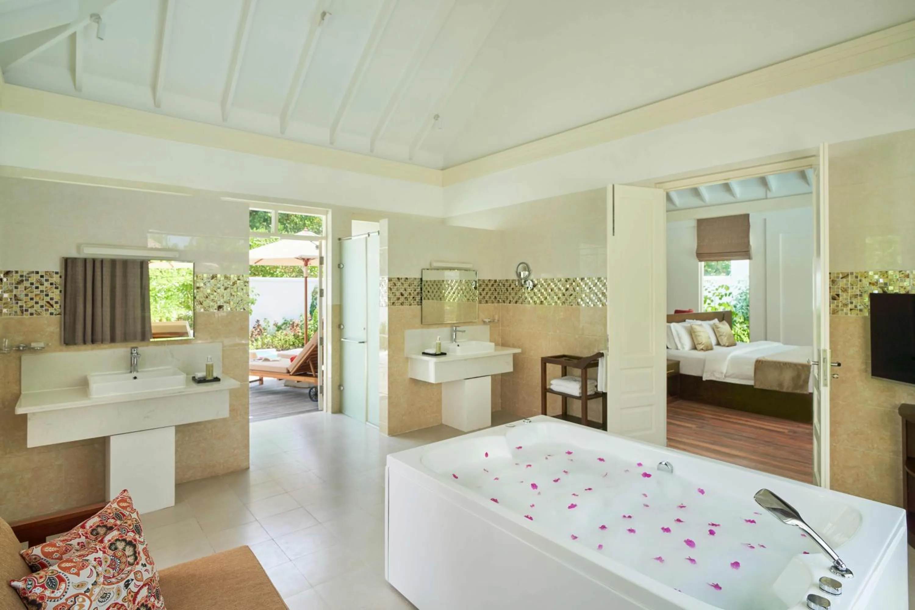 Bathroom, Bed in Siyam World Maldives - 24-Hour Premium All-inclusive with Free Transfer