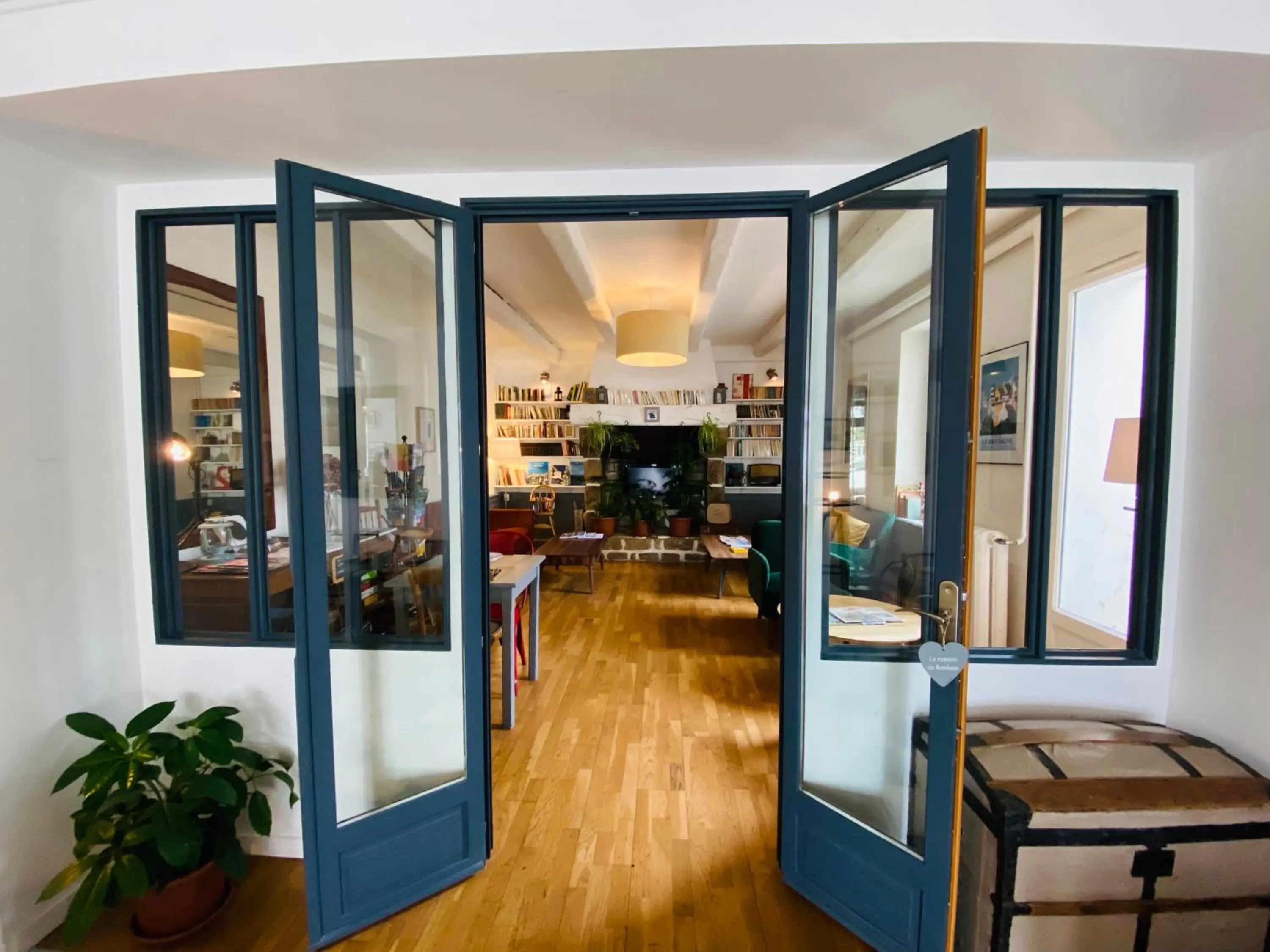 Communal lounge/ TV room in Hotel Saint-Michel