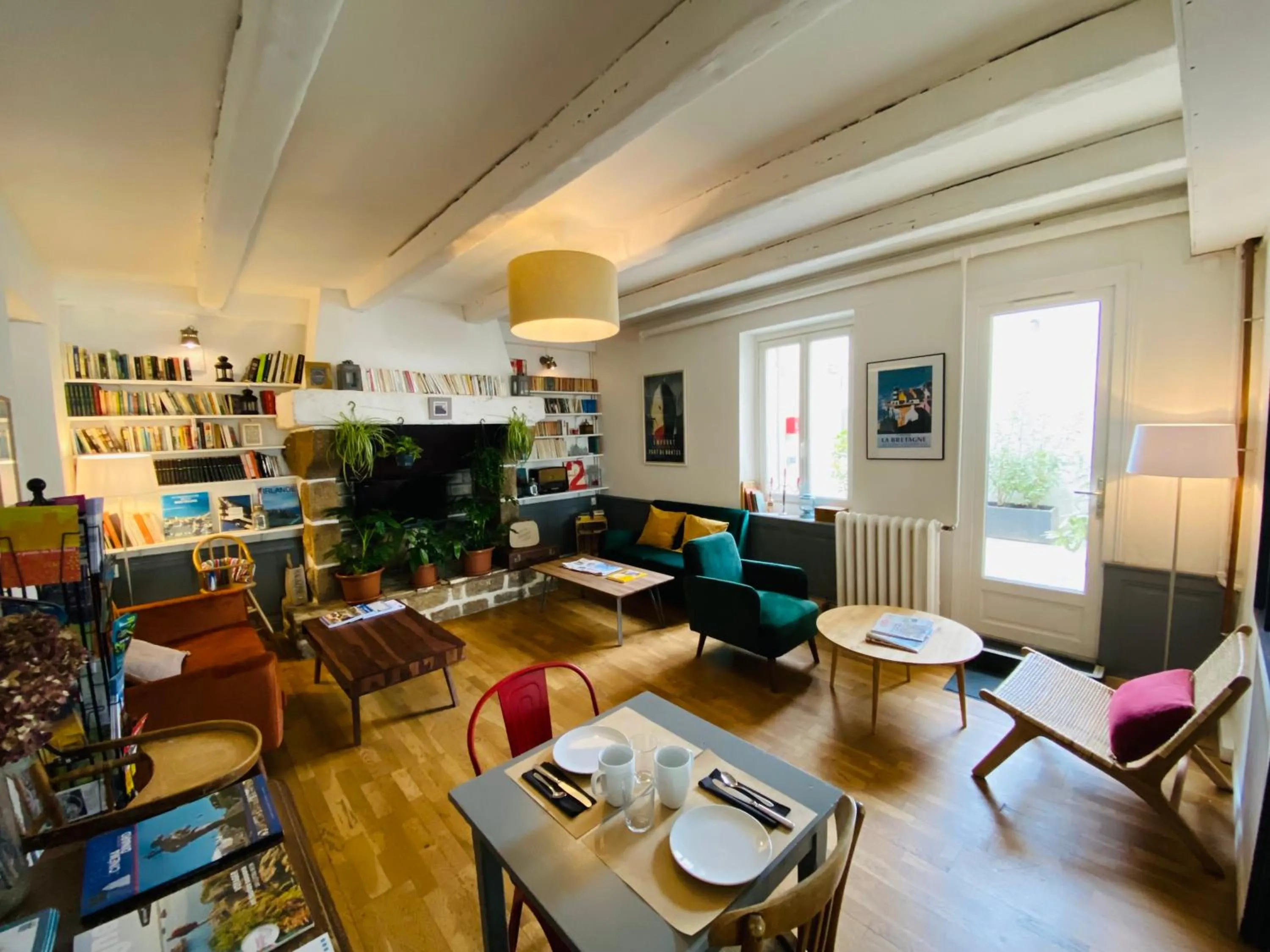 Communal lounge/ TV room in Hotel Saint-Michel