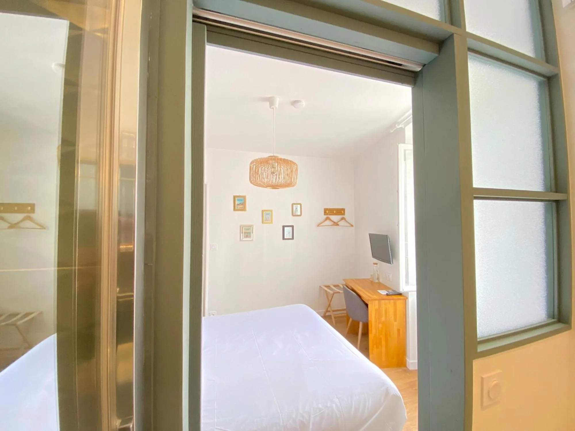 Bedroom, Bed in Hotel Saint-Michel