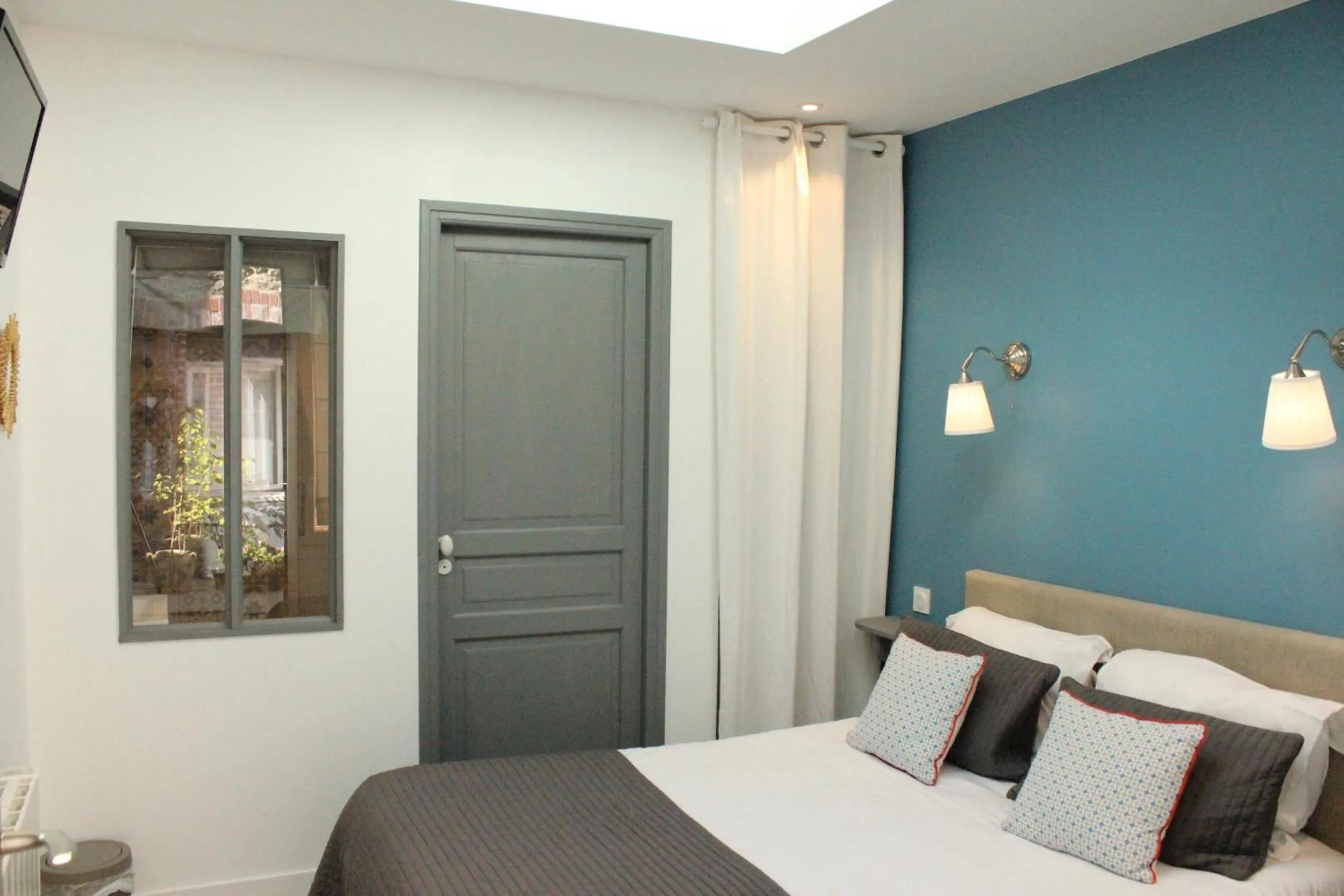 Bedroom, Bed in Hotel Saint-Michel