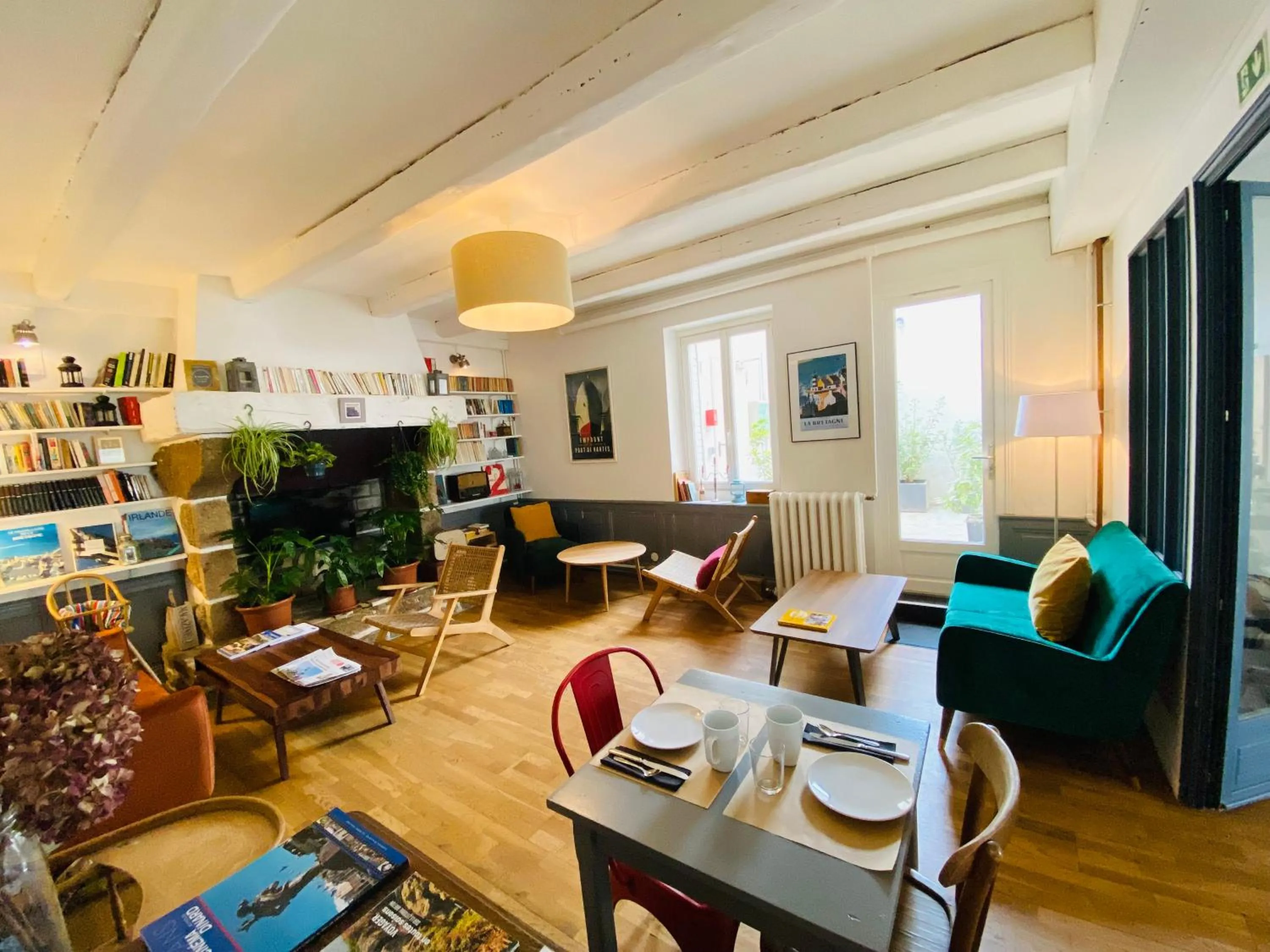 Communal lounge/ TV room in Hotel Saint-Michel