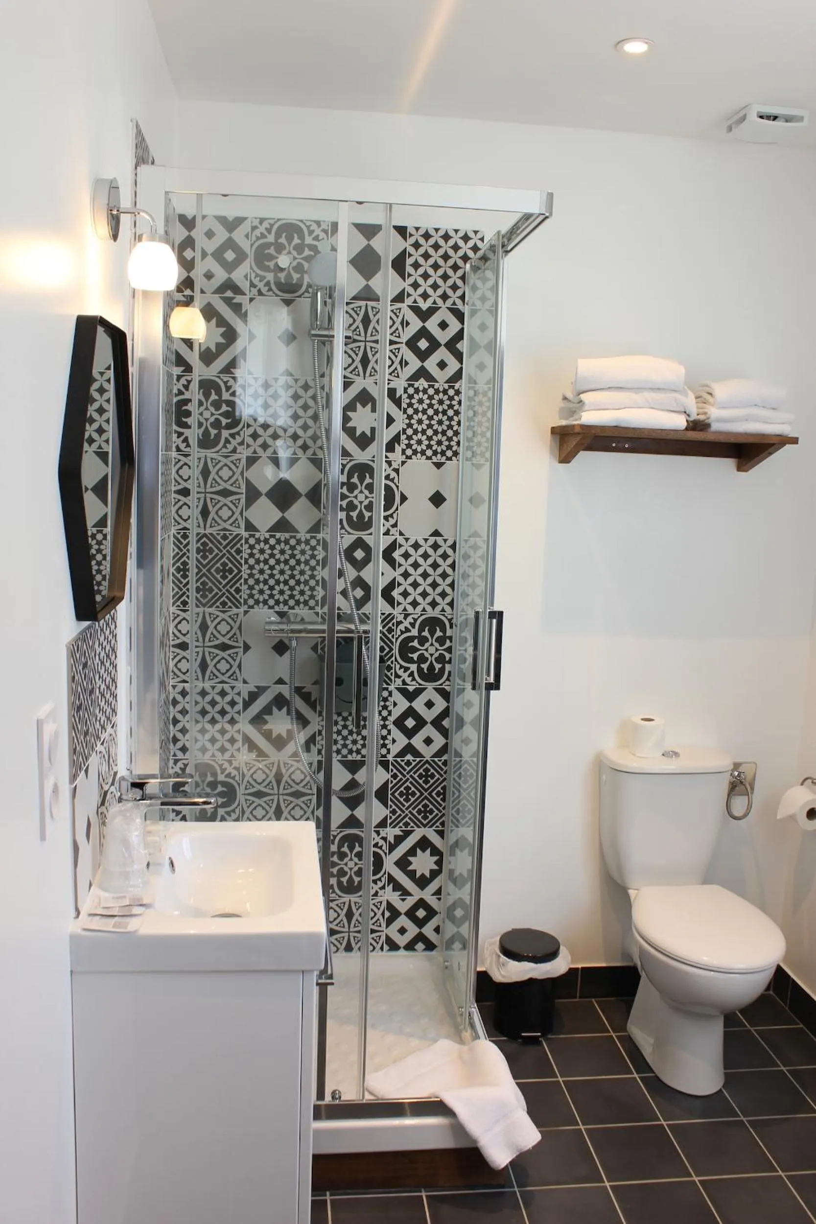 Bathroom in Hotel Saint-Michel