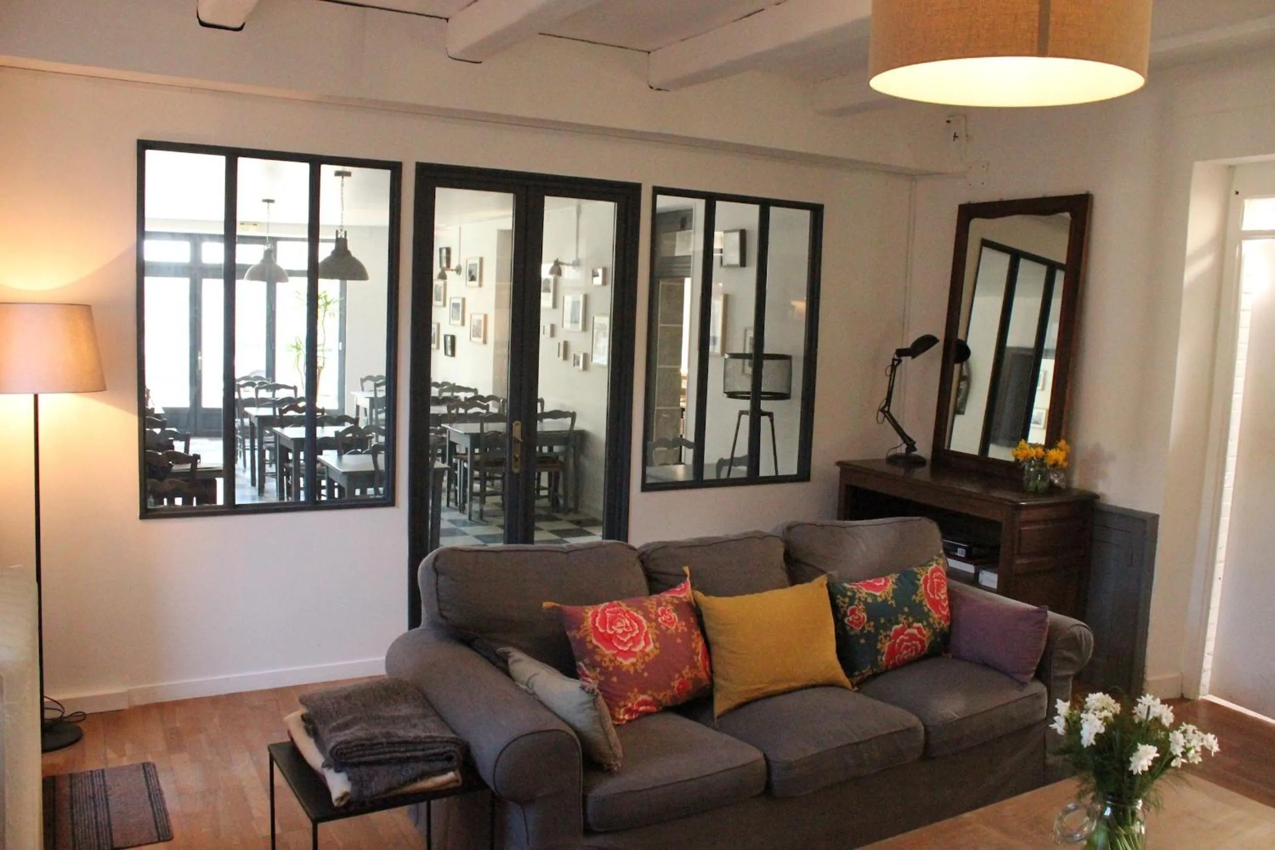 Communal lounge/ TV room in Hotel Saint-Michel