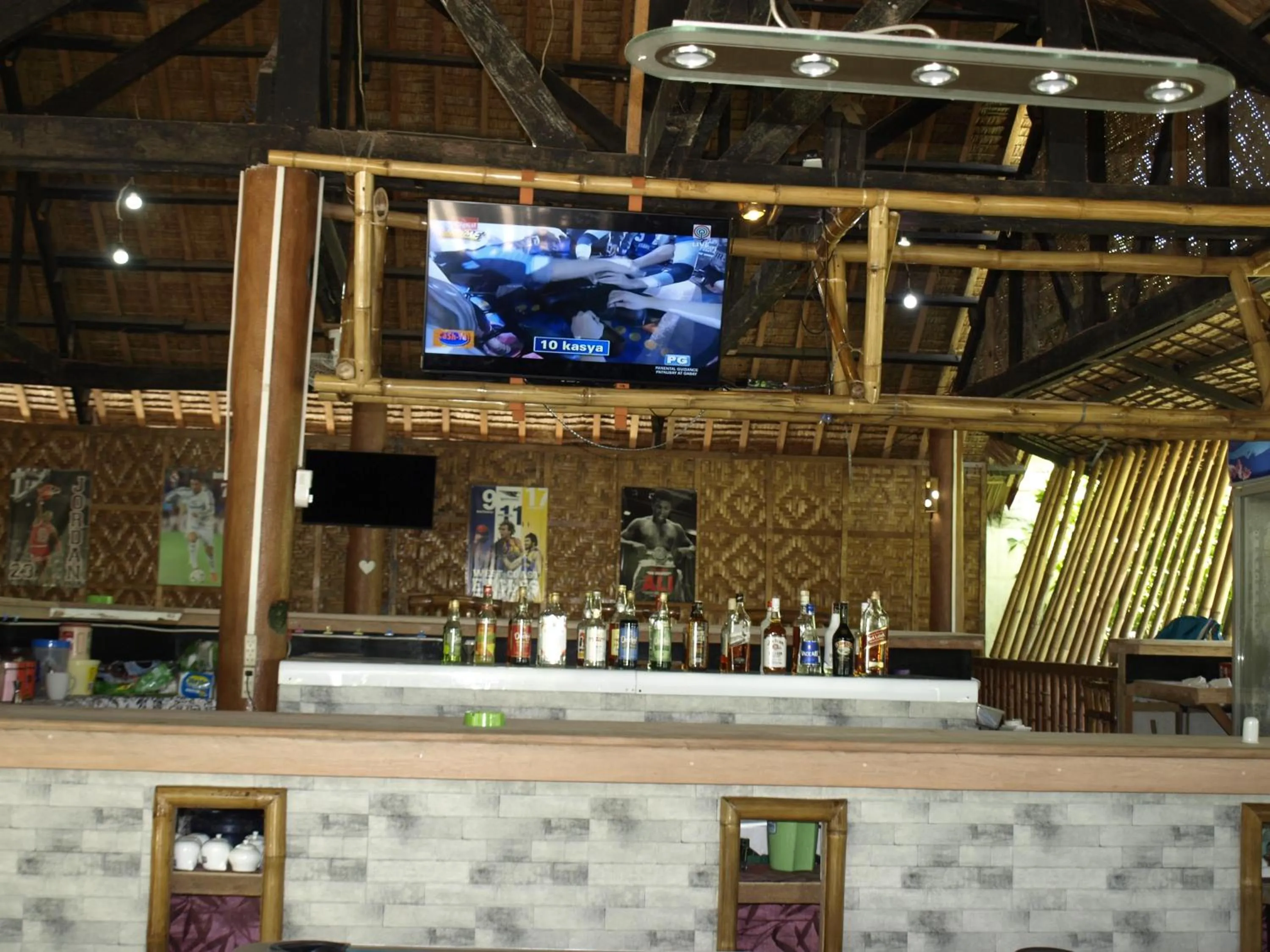 Restaurant/places to eat in The Shark's Tail Dive Resort