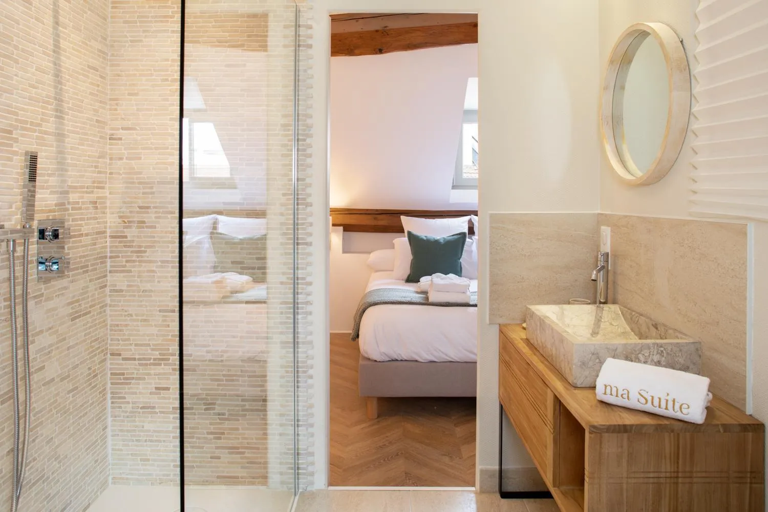 Shower, Bed in Maison Tillot