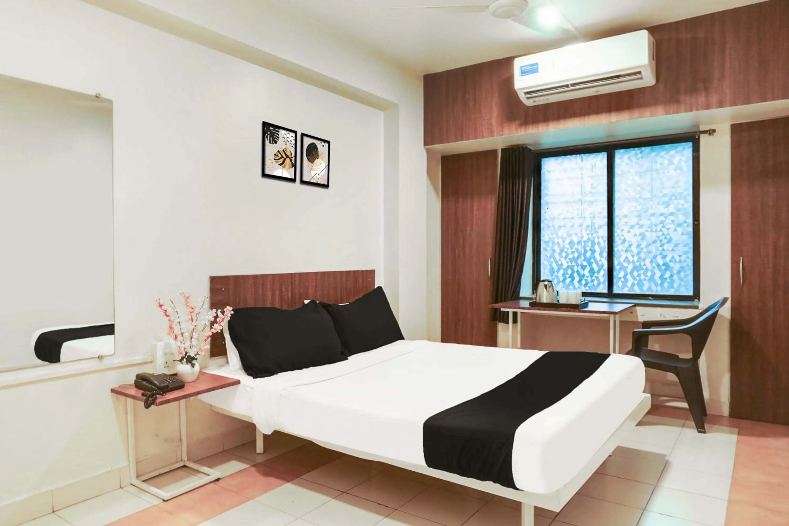 Bedroom, Bed in Super Hotel O Jadhav Nagar Near Sinhgad College