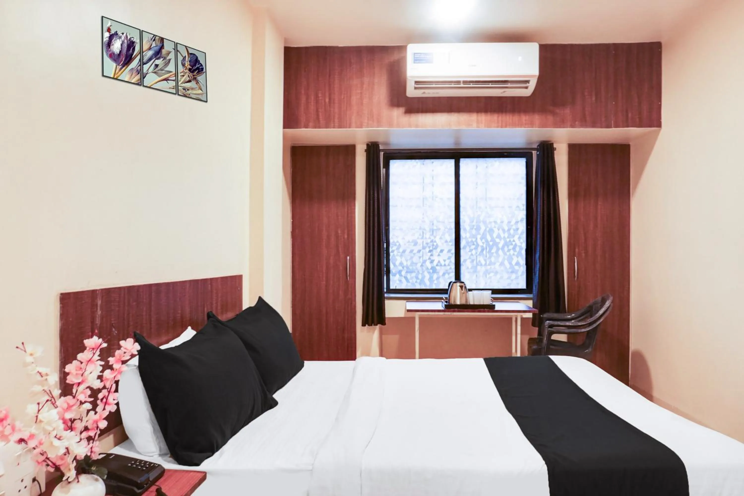 Bedroom, Bed in Super Hotel O Jadhav Nagar Near Sinhgad College
