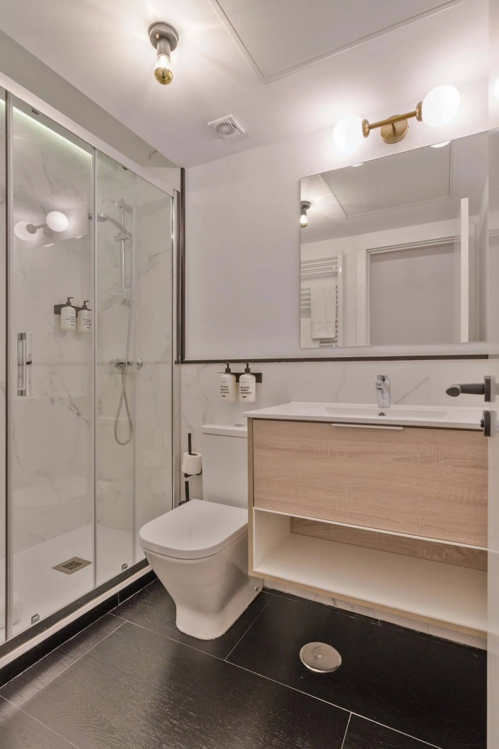 Bathroom in Uma Suites Atocha