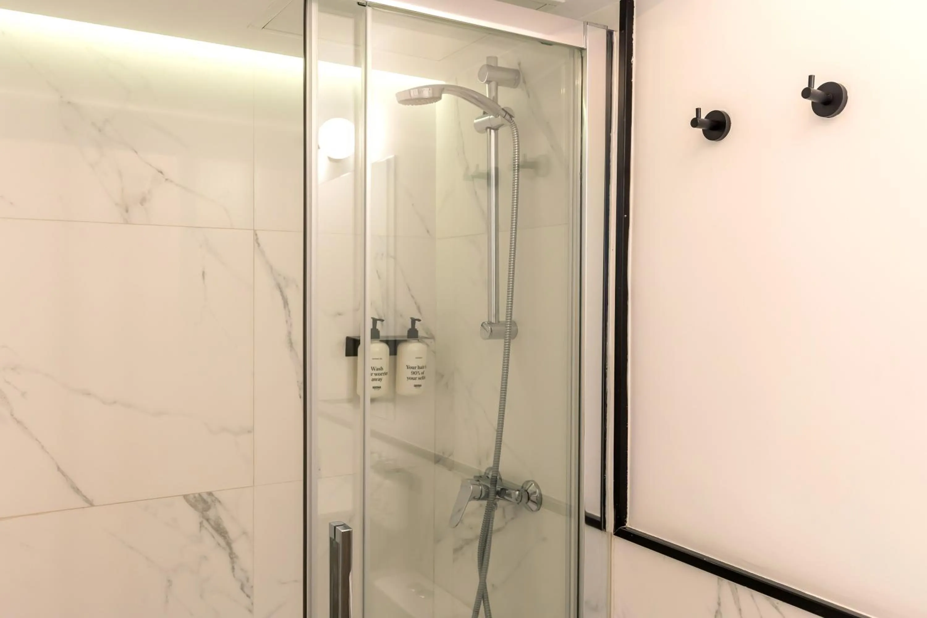 Shower in Colectia Stays Atocha