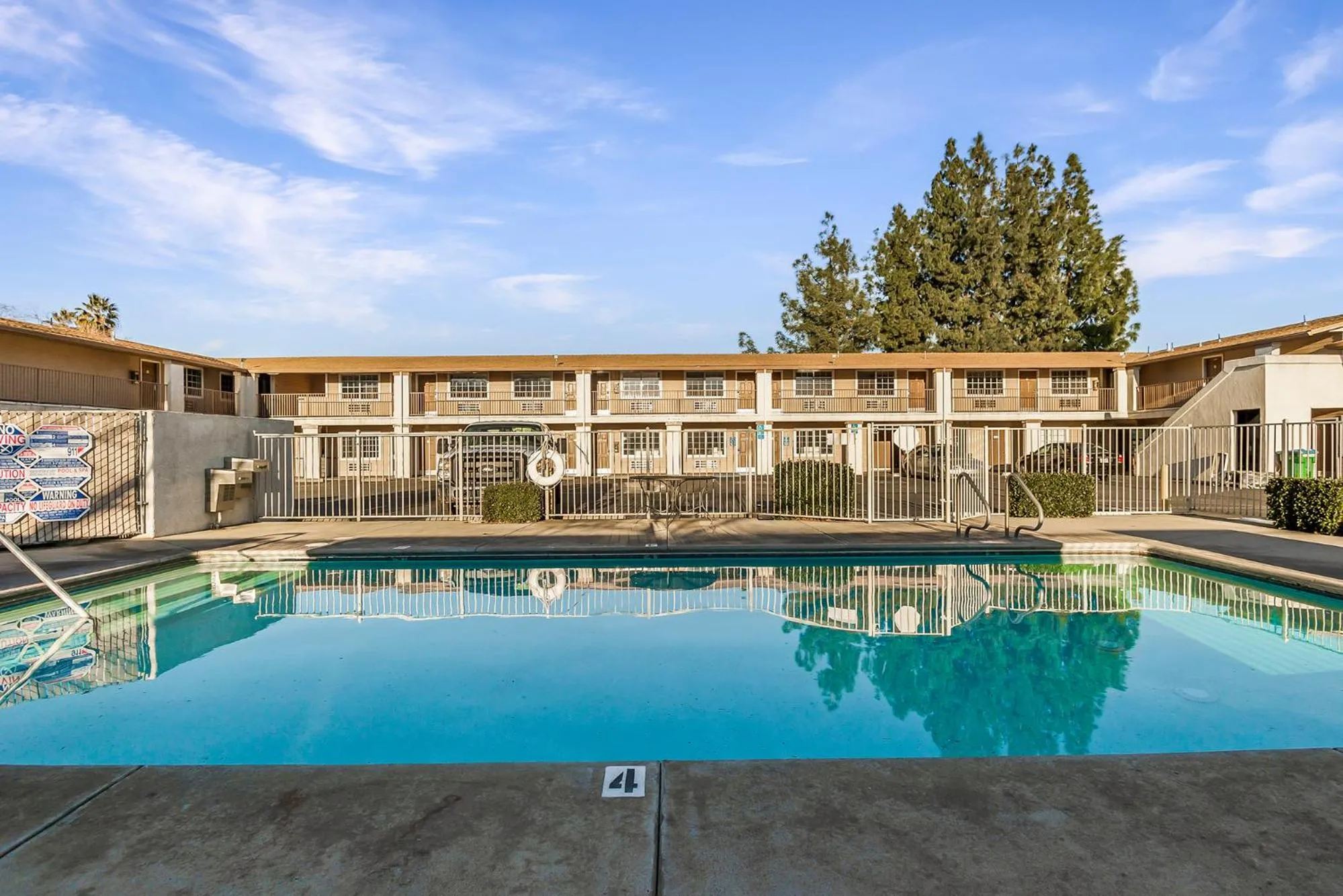 Swimming pool in Heritage Inn Express Chico