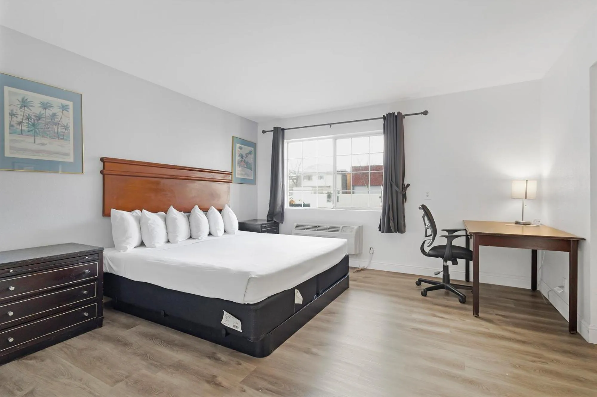 View (from property/room), Bed in Heritage Inn Express Chico