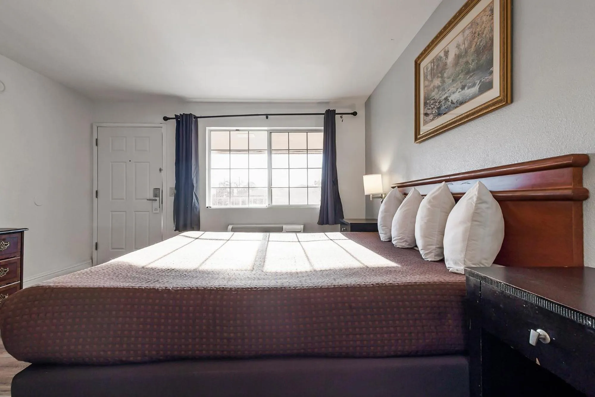 View (from property/room), Bed in Heritage Inn Express Chico