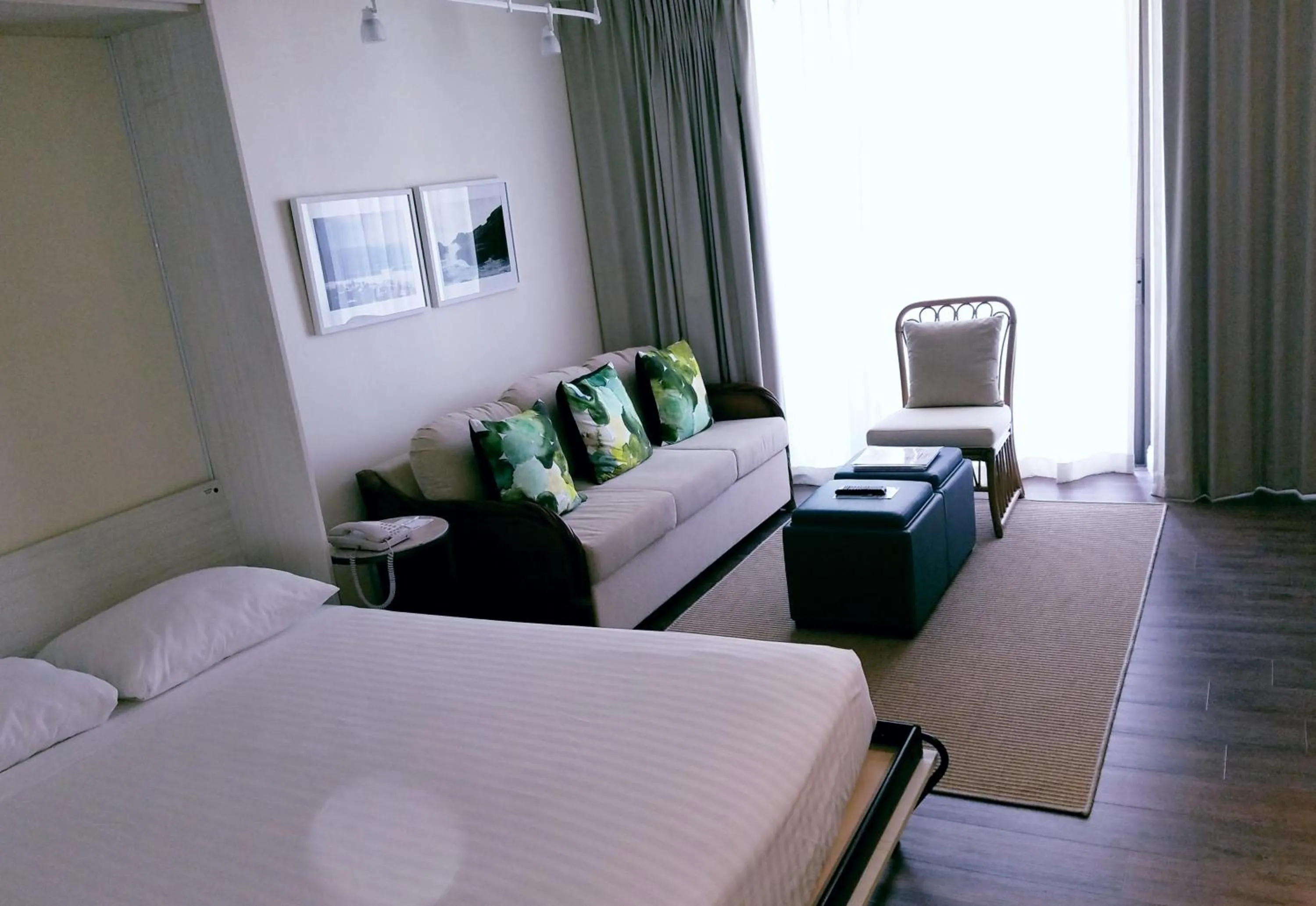 Living room, Bed in Imperial Hawaii Resort