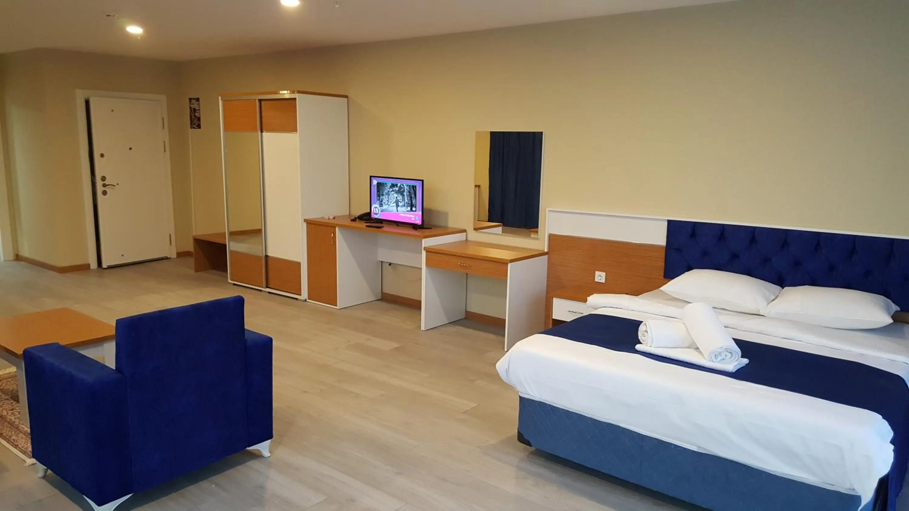 Seating area, Bed in SKYBLUE İSTANBUL HOTEL