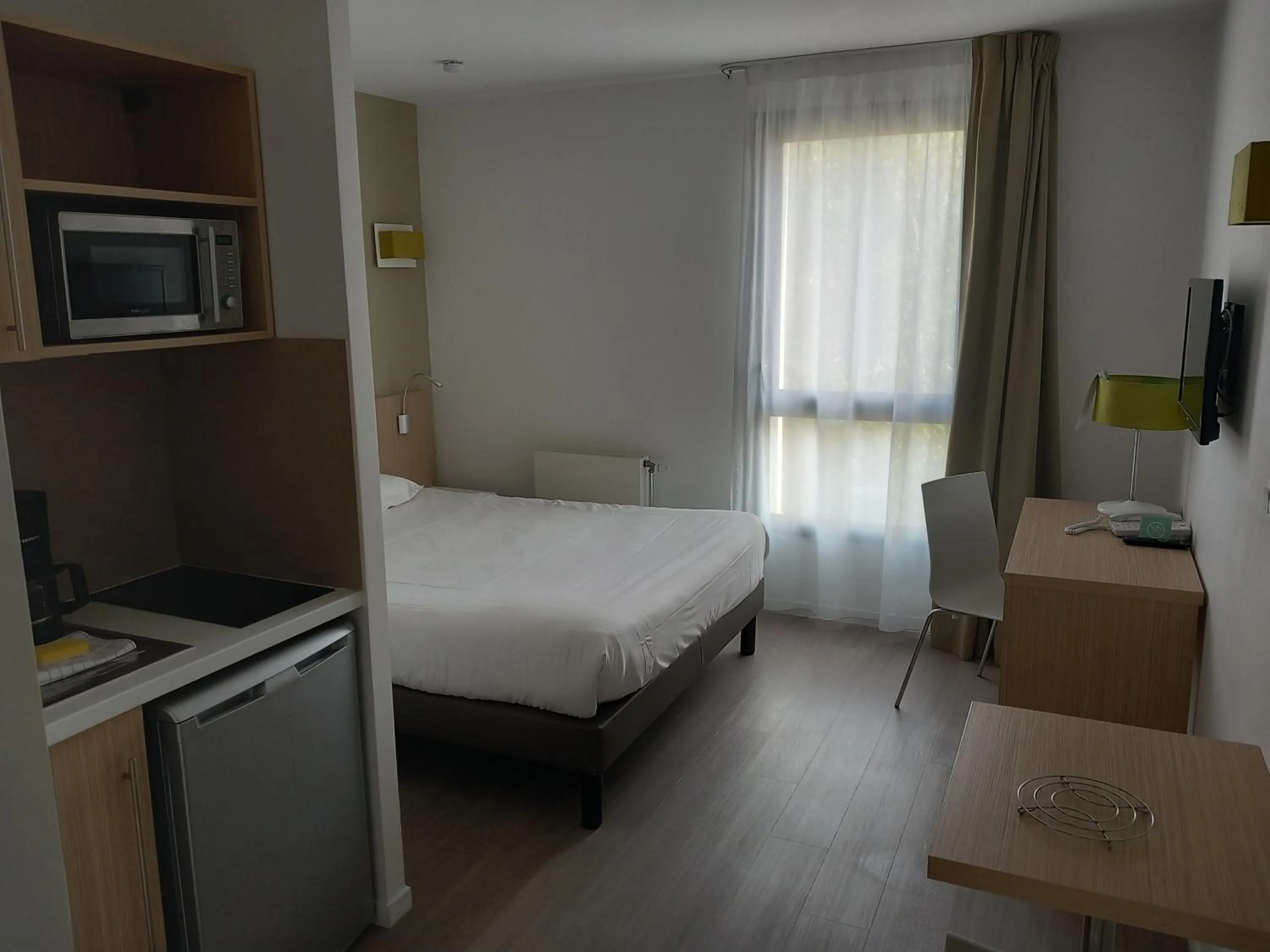 Property building, Bed in Aparthotel Adagio Access Le Havre Les Docks