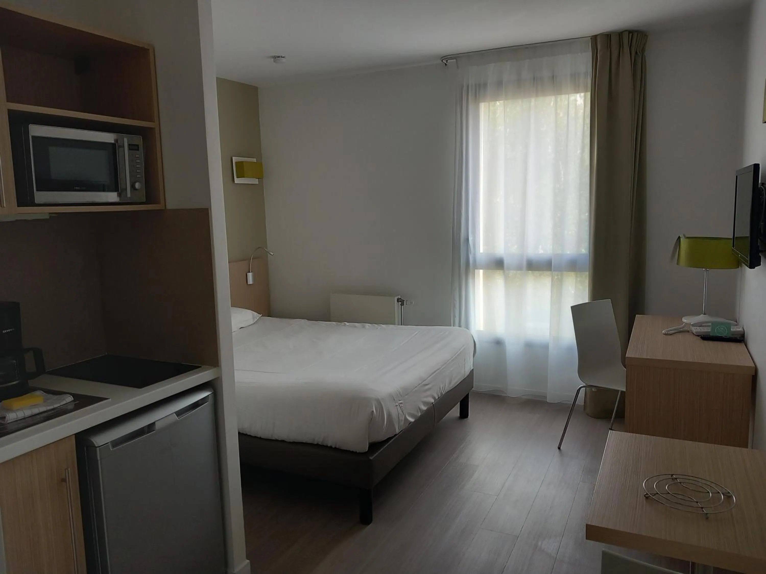 Property building, Bed in Aparthotel Adagio Access Le Havre Les Docks