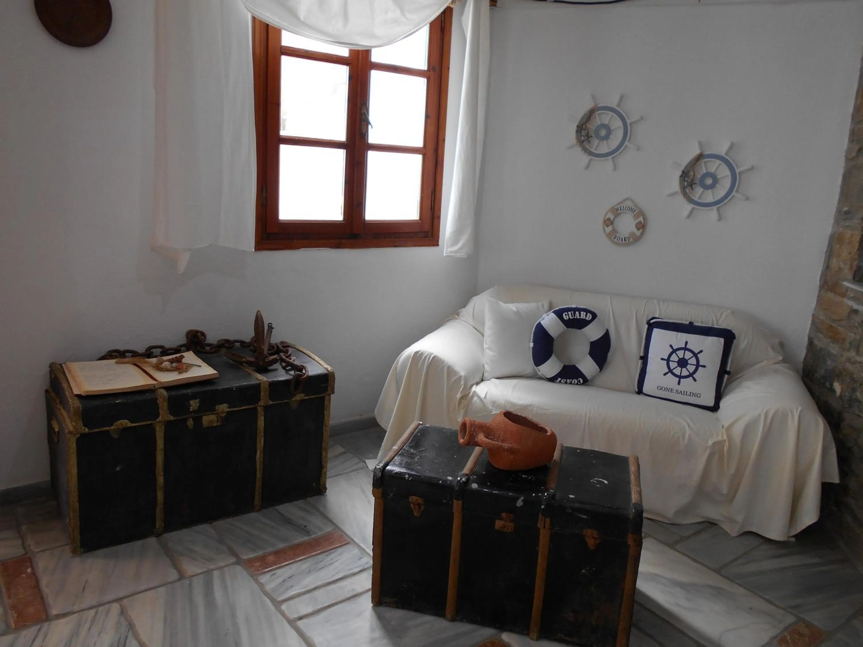 Communal lounge/ TV room, Bed in Kinira Beach Hotel