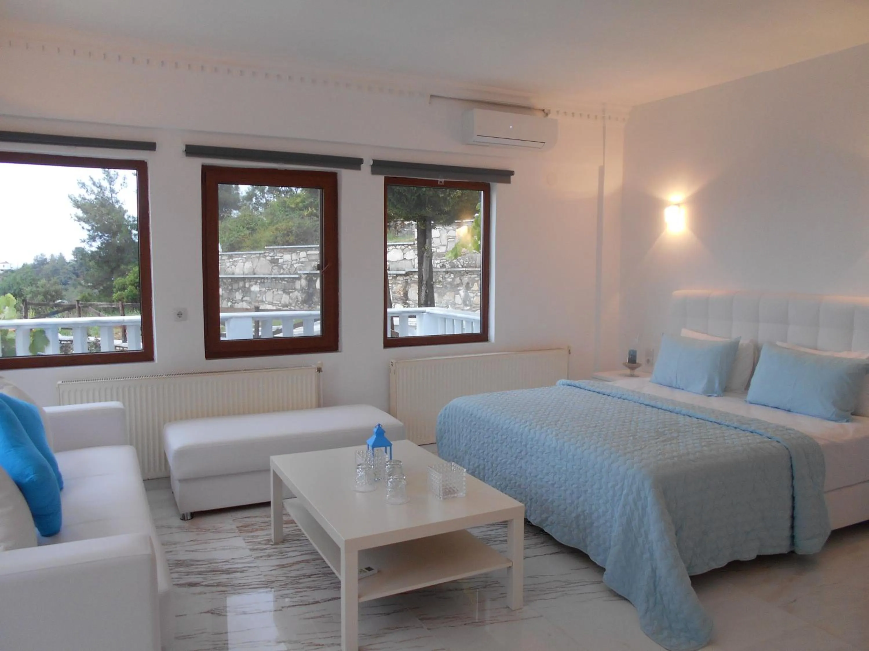 Seating area, Bed in Kinira Beach Hotel