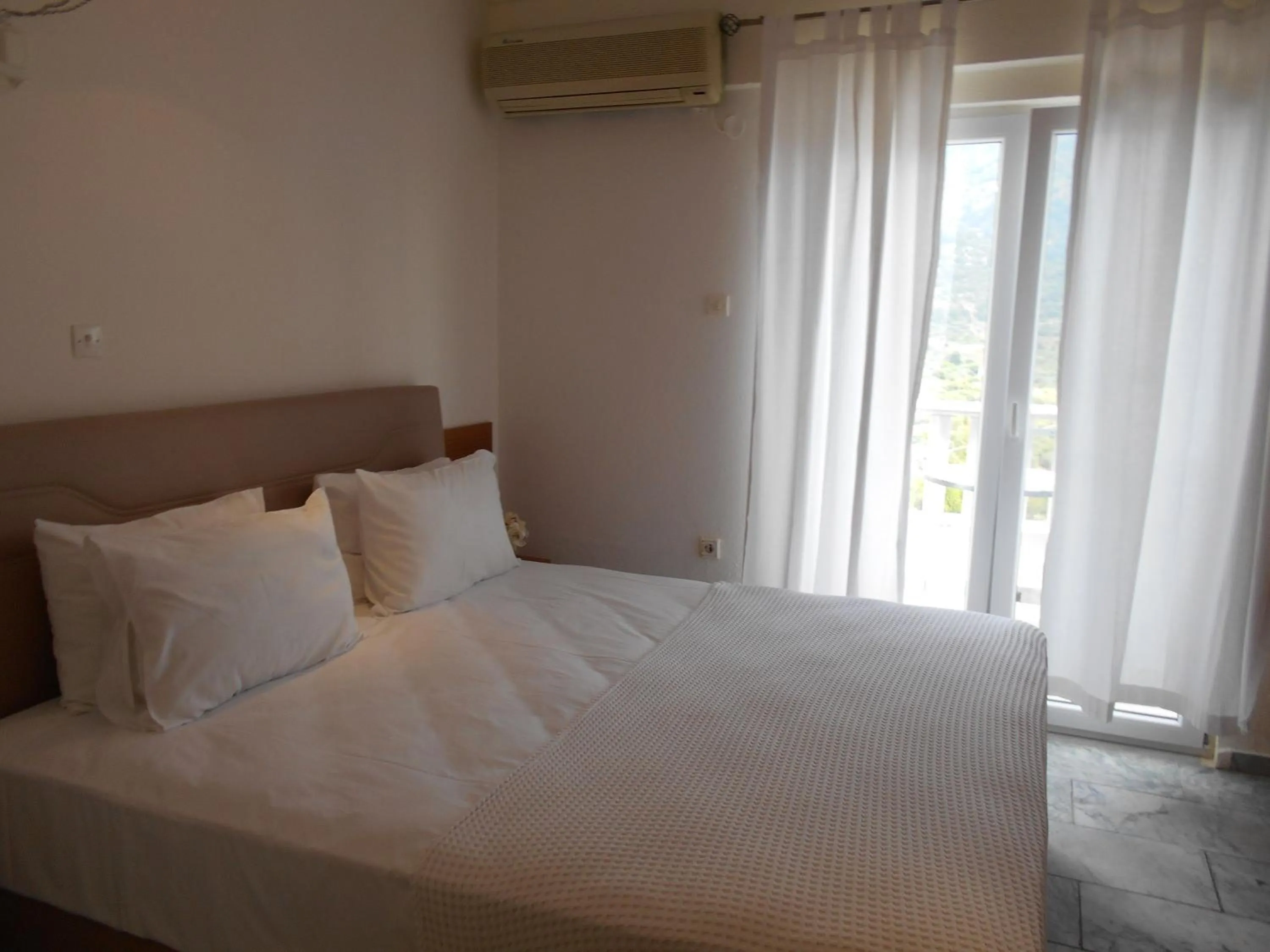 Bed in Kinira Beach Hotel