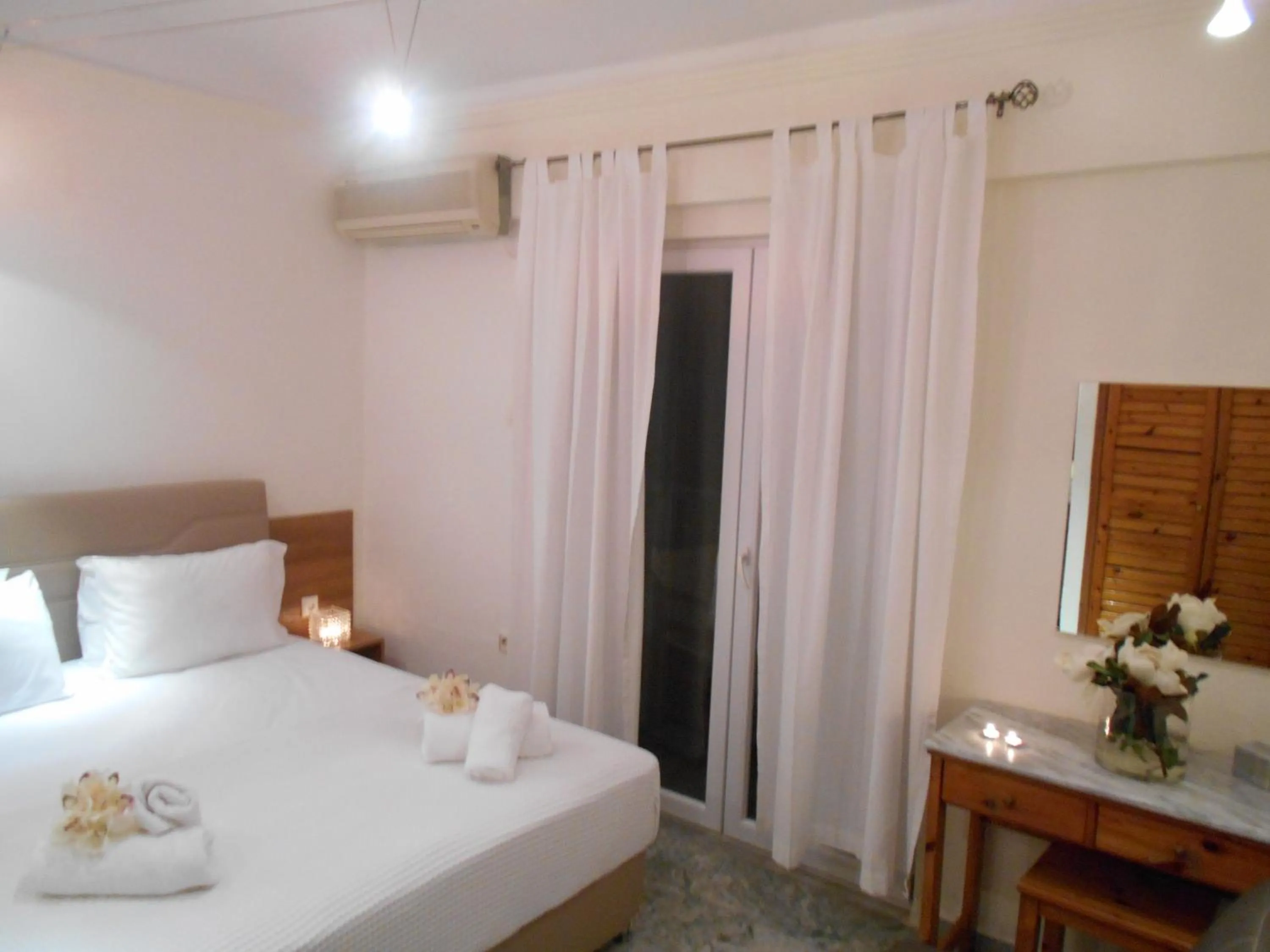 Bed in Kinira Beach Hotel