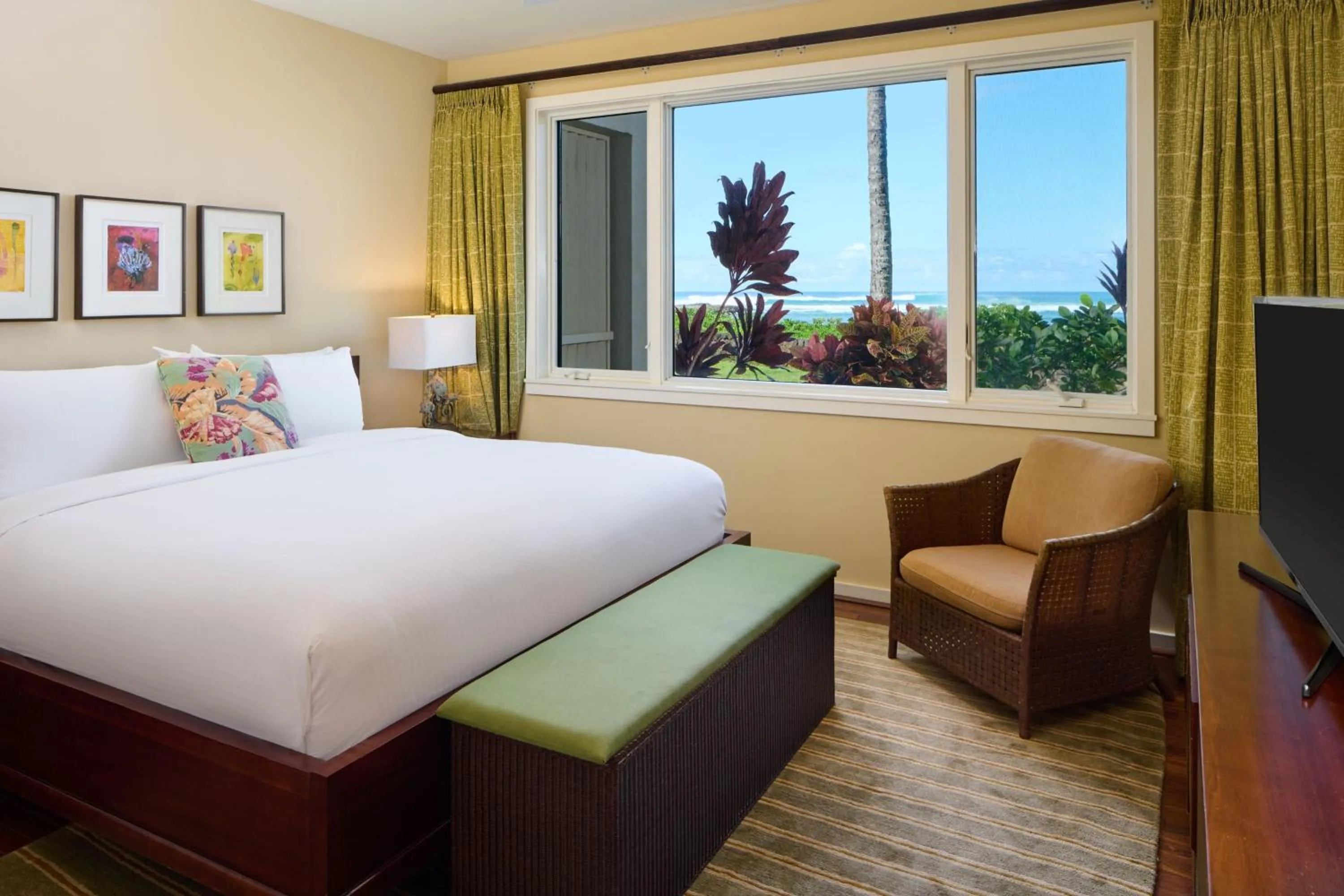 Bedroom, Bed in The Ritz-Carlton O'ahu, Turtle Bay